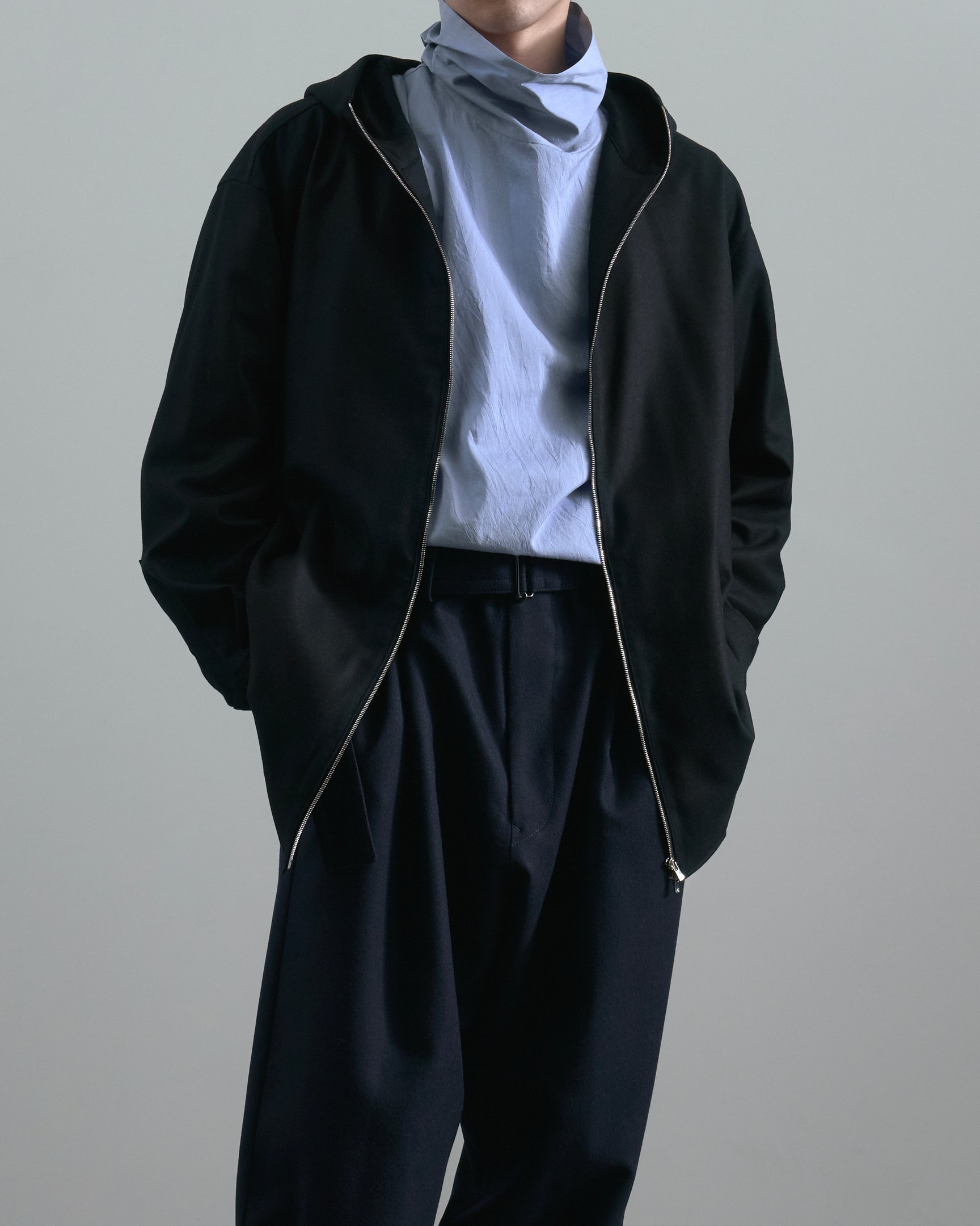 ウジョーのボトムスを穿いたモデル