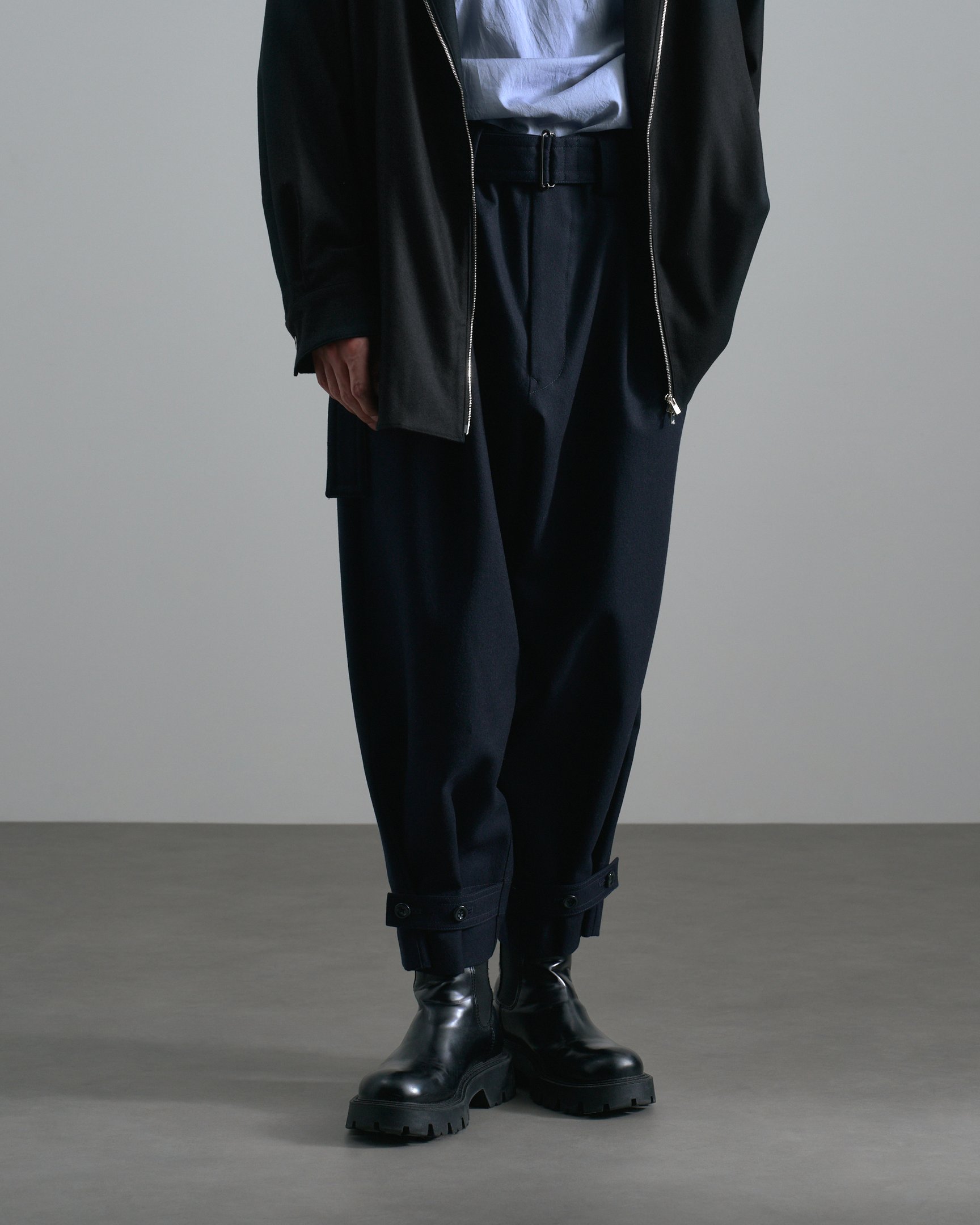 ウジョーのボトムスを穿いたモデル