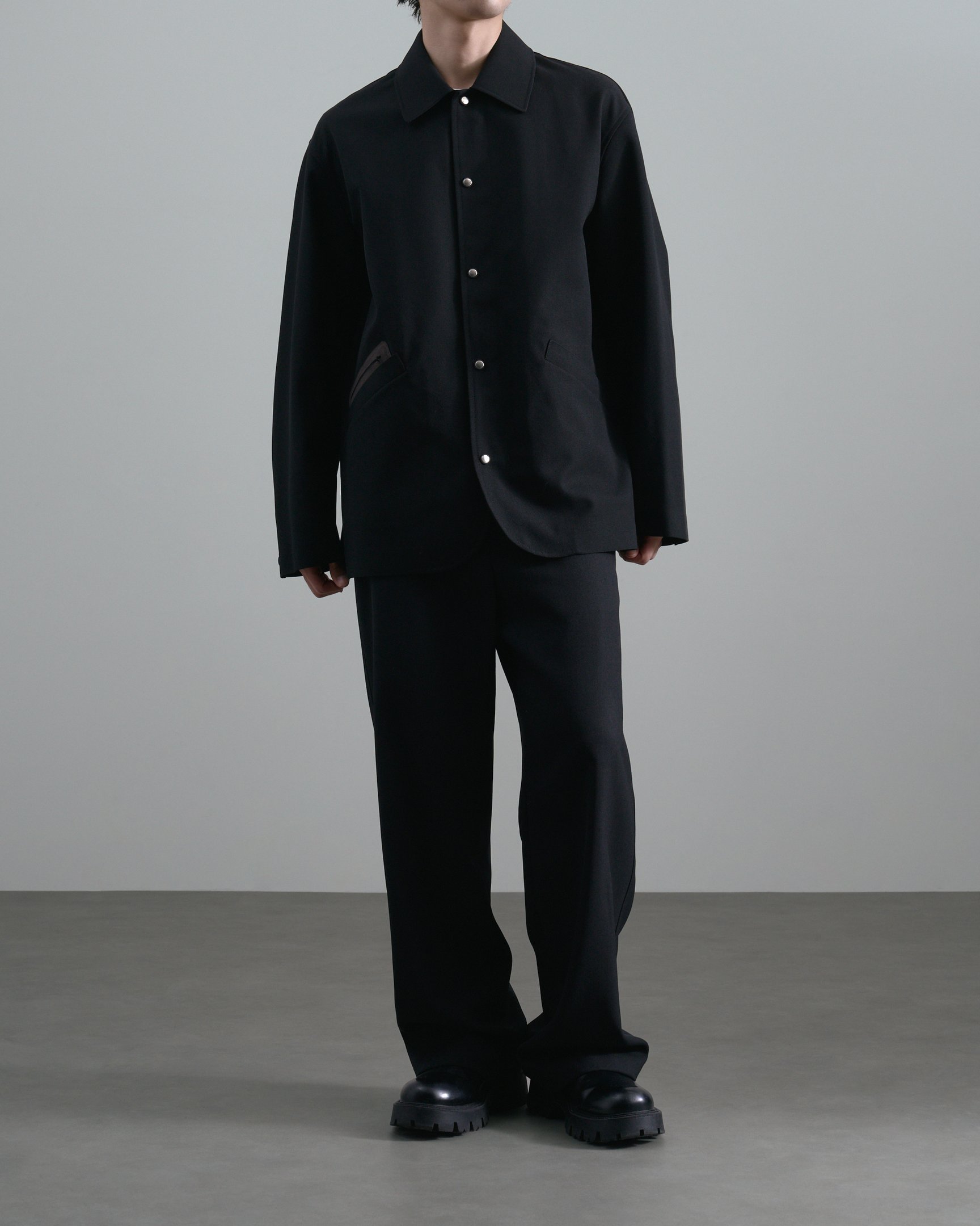 パラトレイトのセットアップを着たモデル