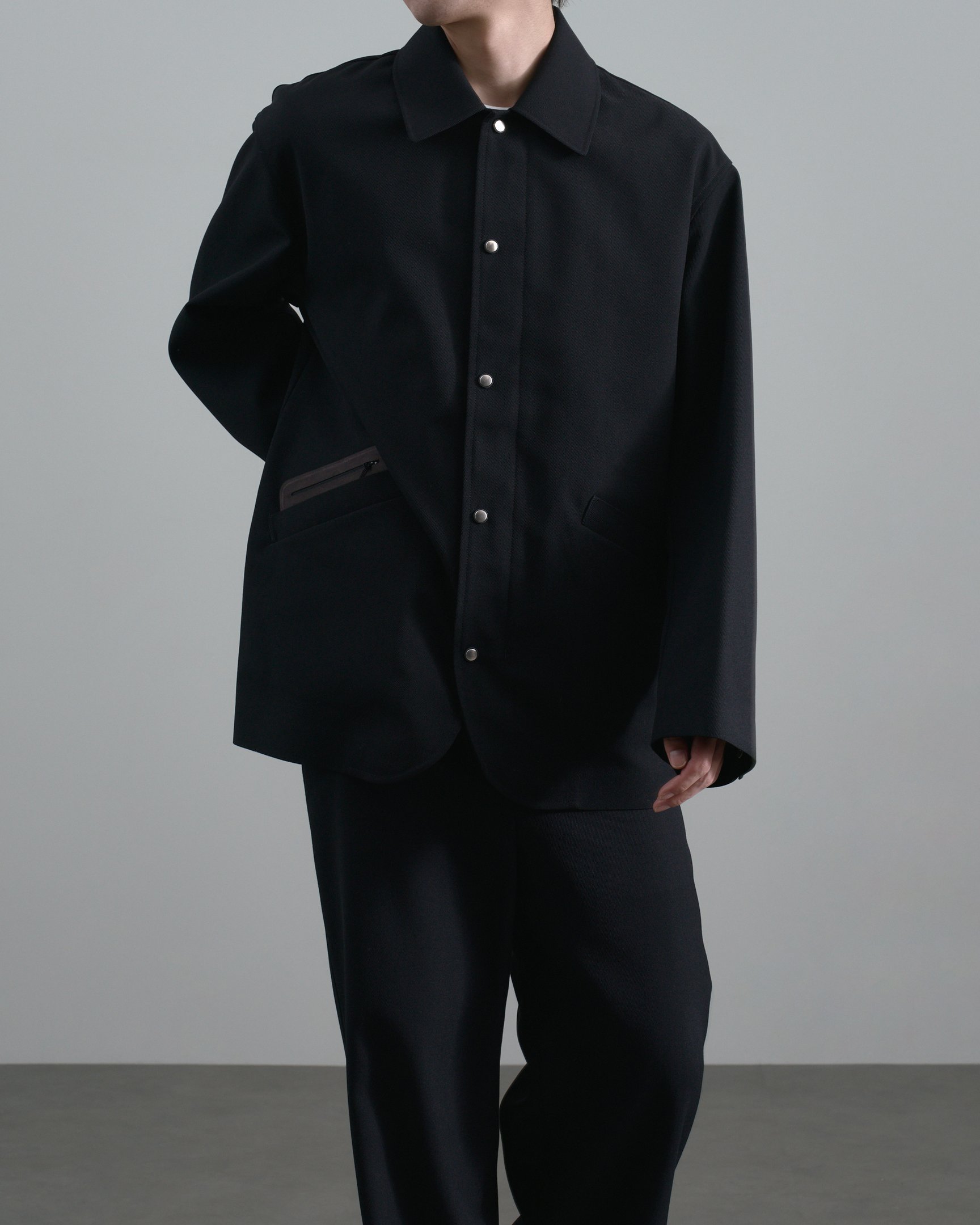 パラトレイトのセットアップを着たモデル