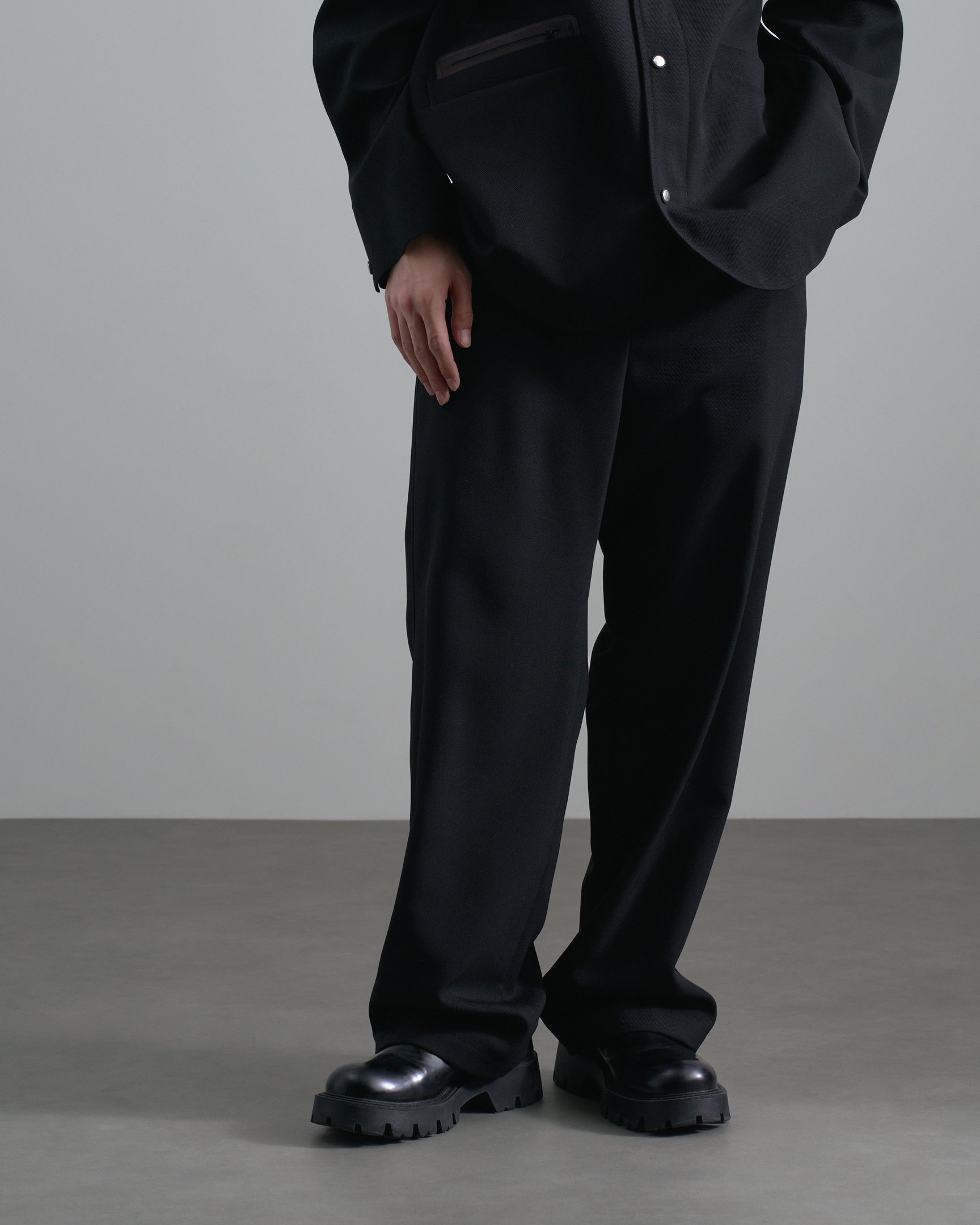 パラトレイトのセットアップを着たモデル