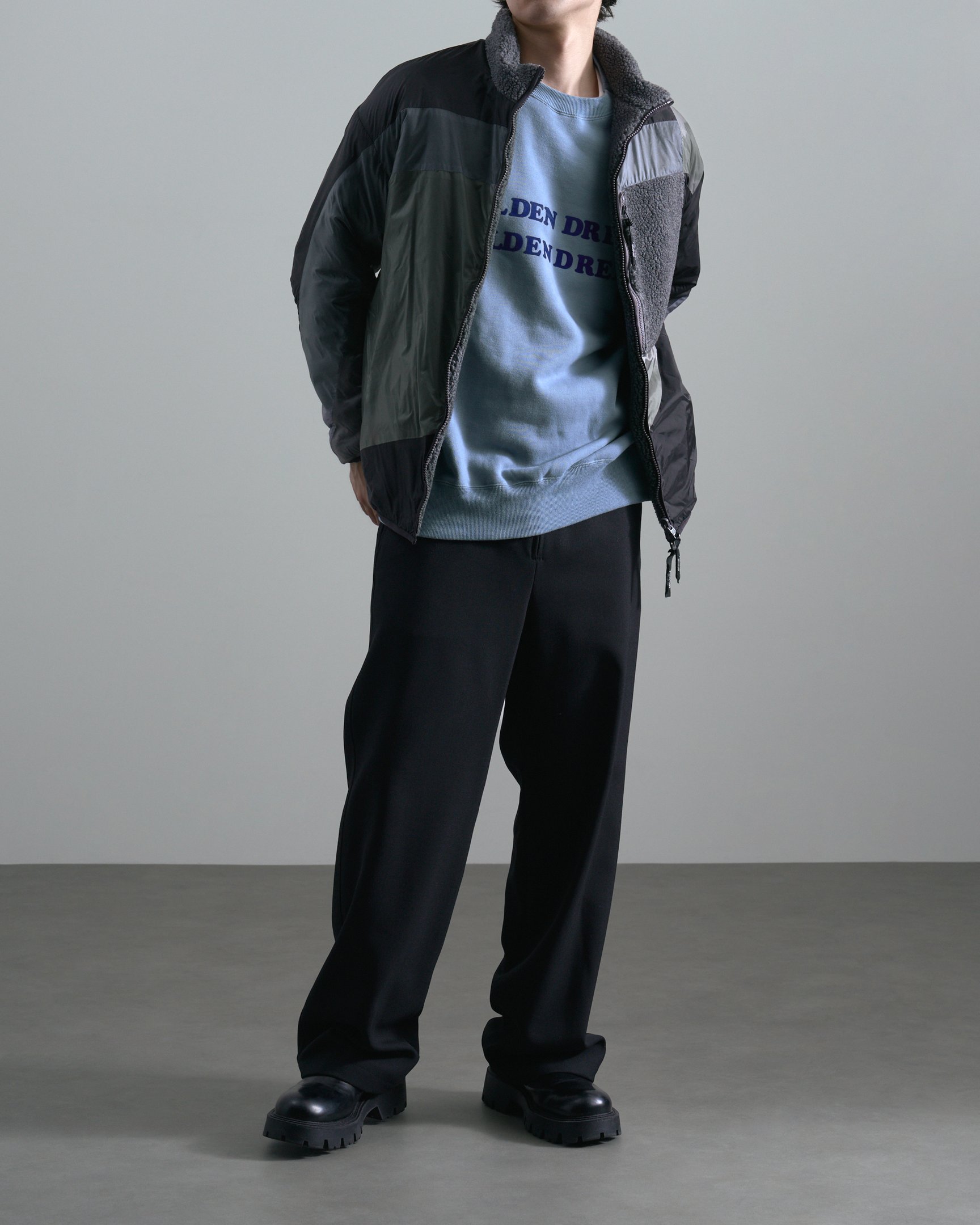 パラトレイトのボトムスを穿いたモデル