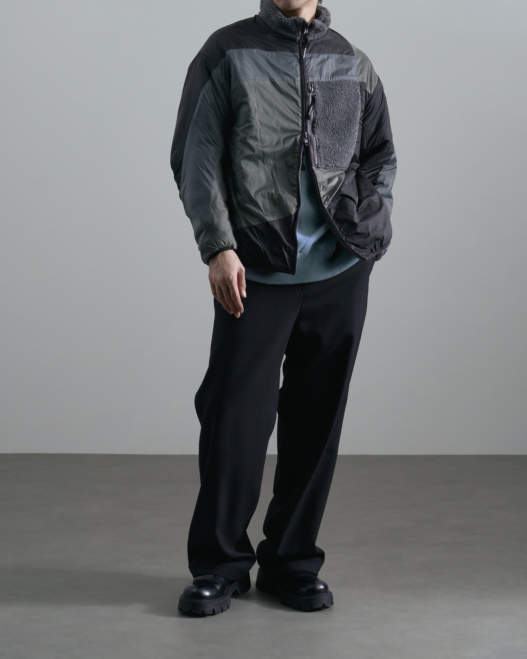 パラトレイトのボトムスを穿いたモデル