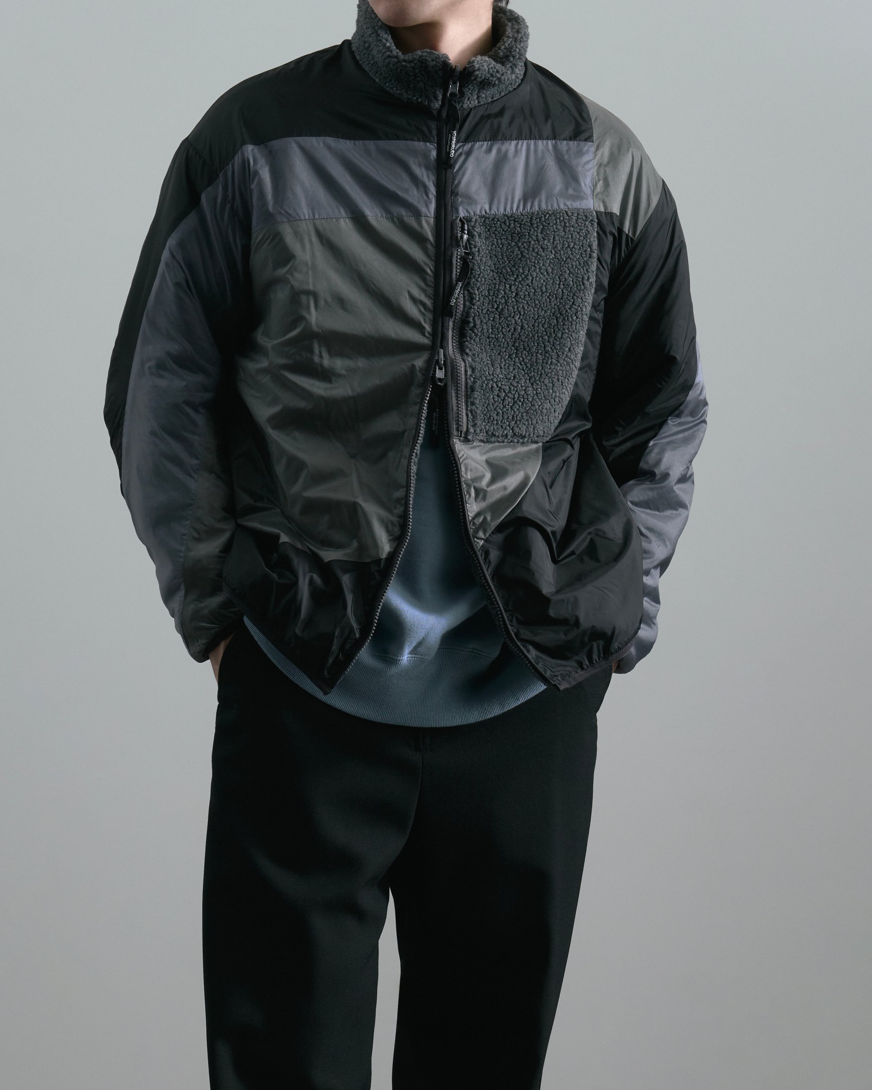 パラトレイトのボトムスを穿いたモデル