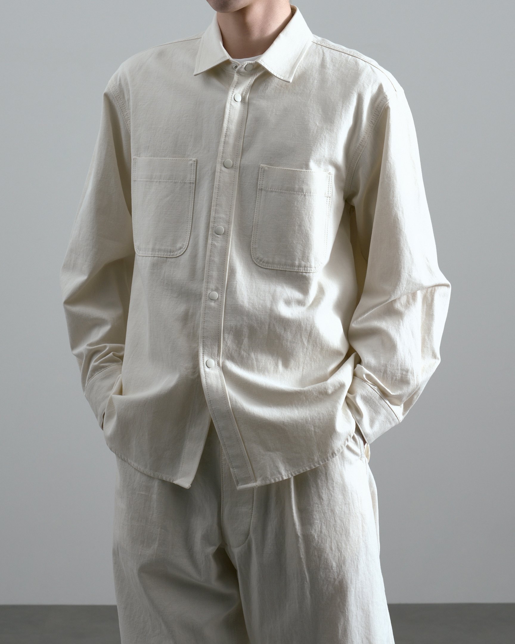 エイトンのセットアップを着たモデル