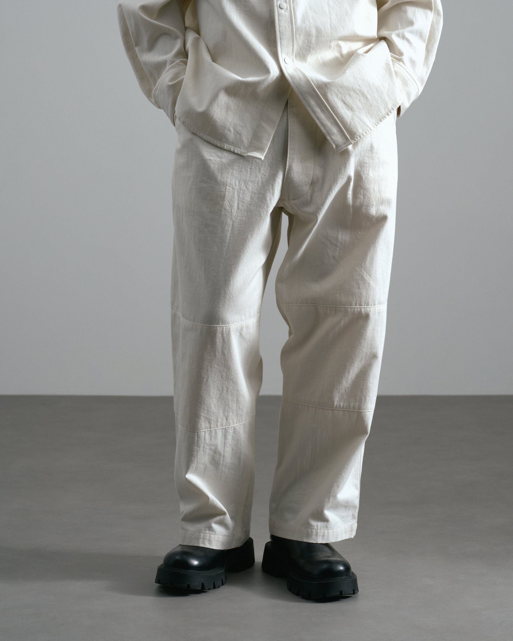 エイトンのセットアップを着たモデル