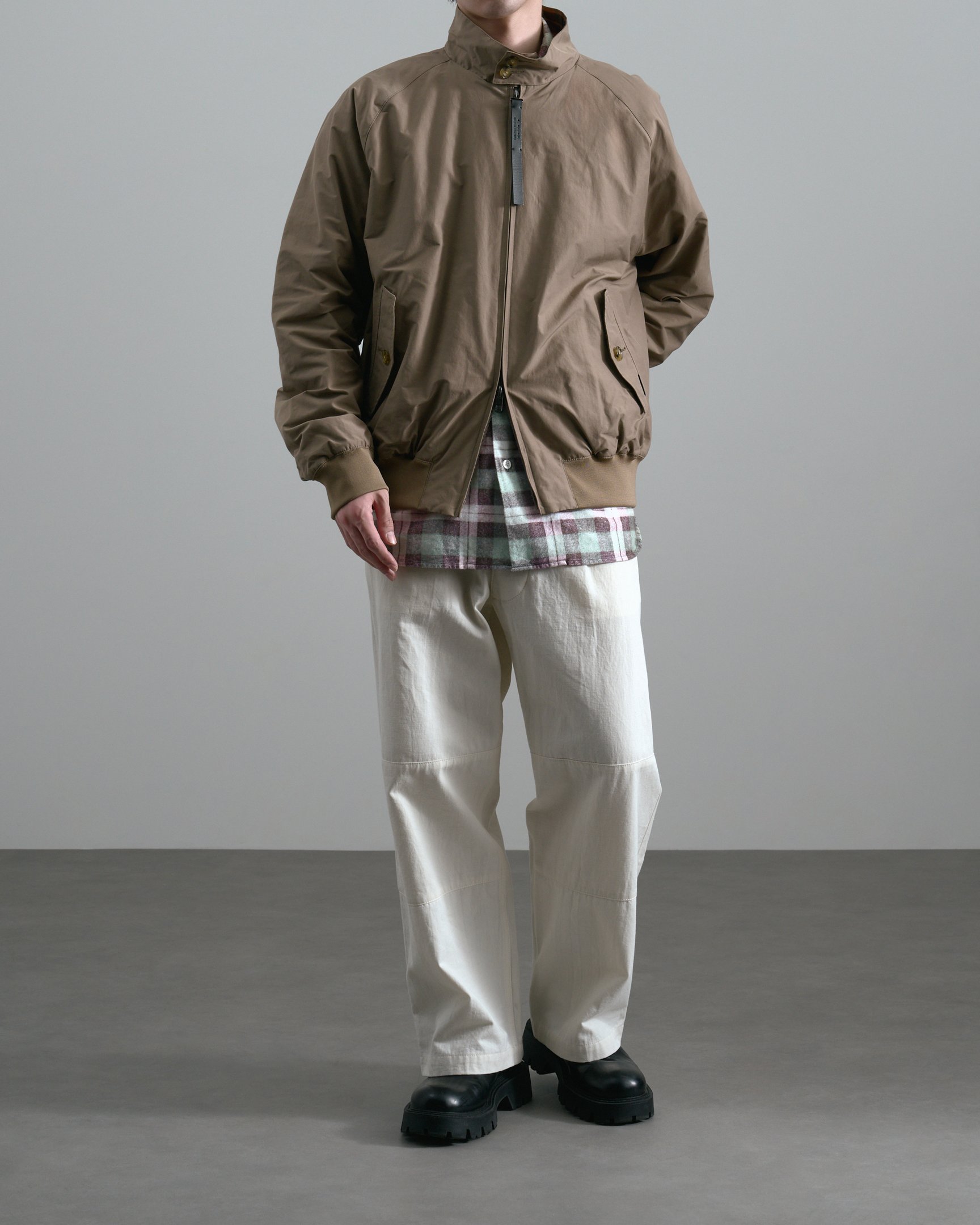 エイトンのボトムスを穿いたモデル