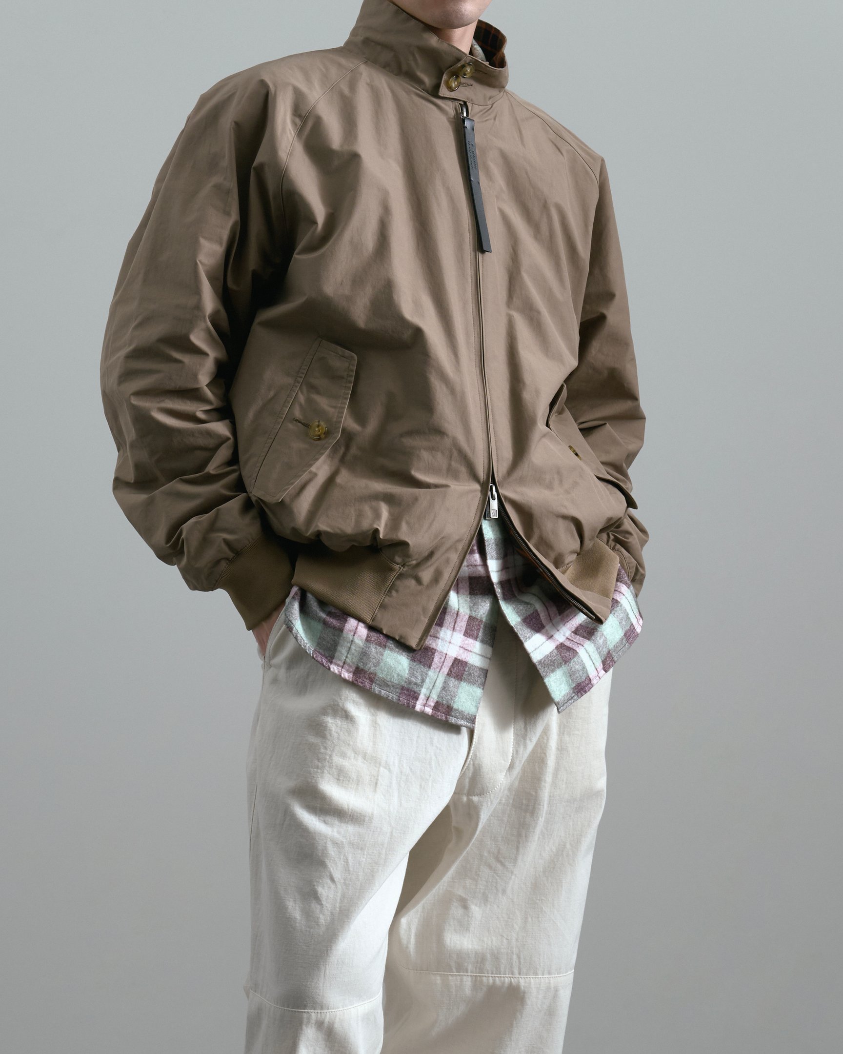 エイトンのボトムスを穿いたモデル