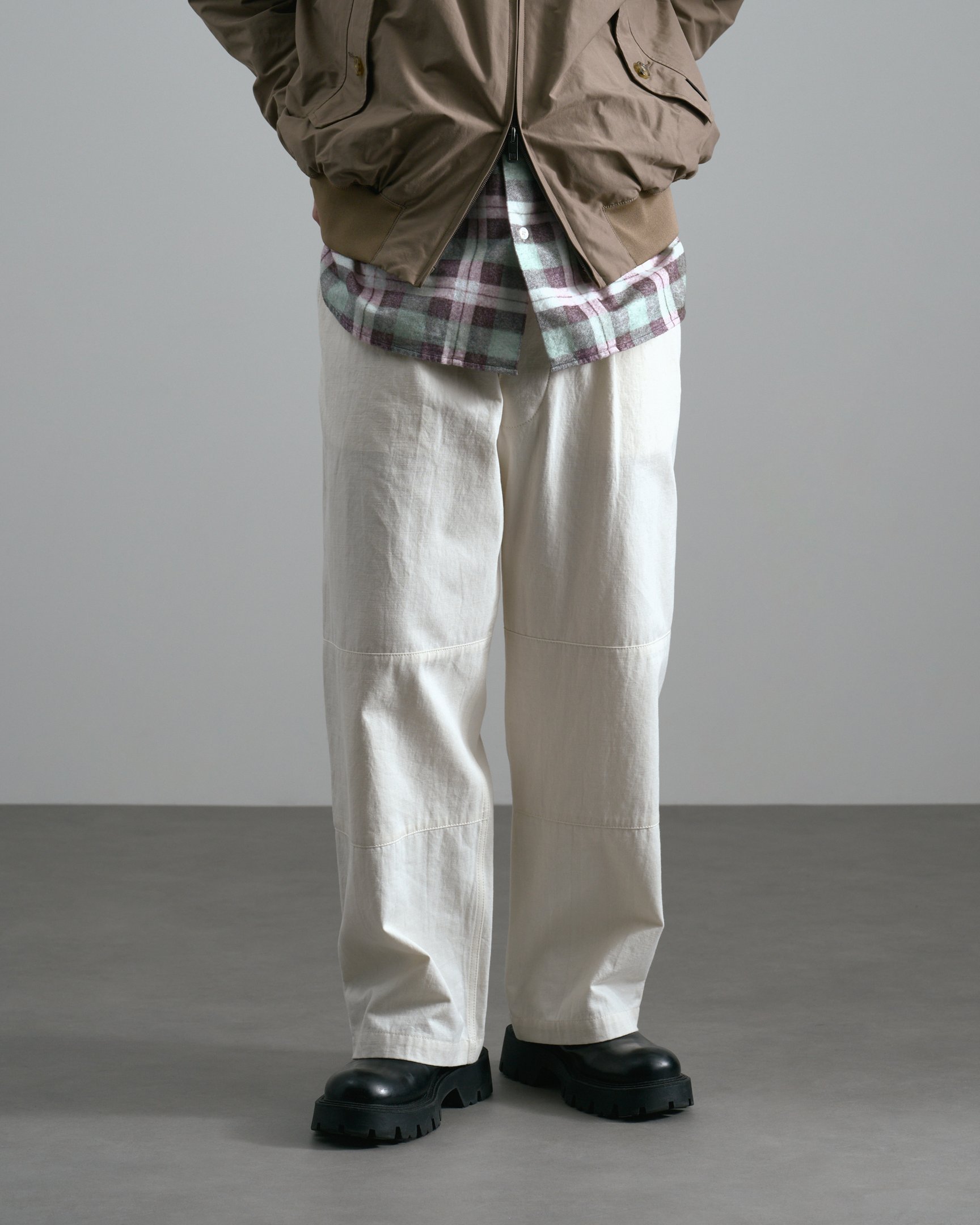 エイトンのボトムスを穿いたモデル