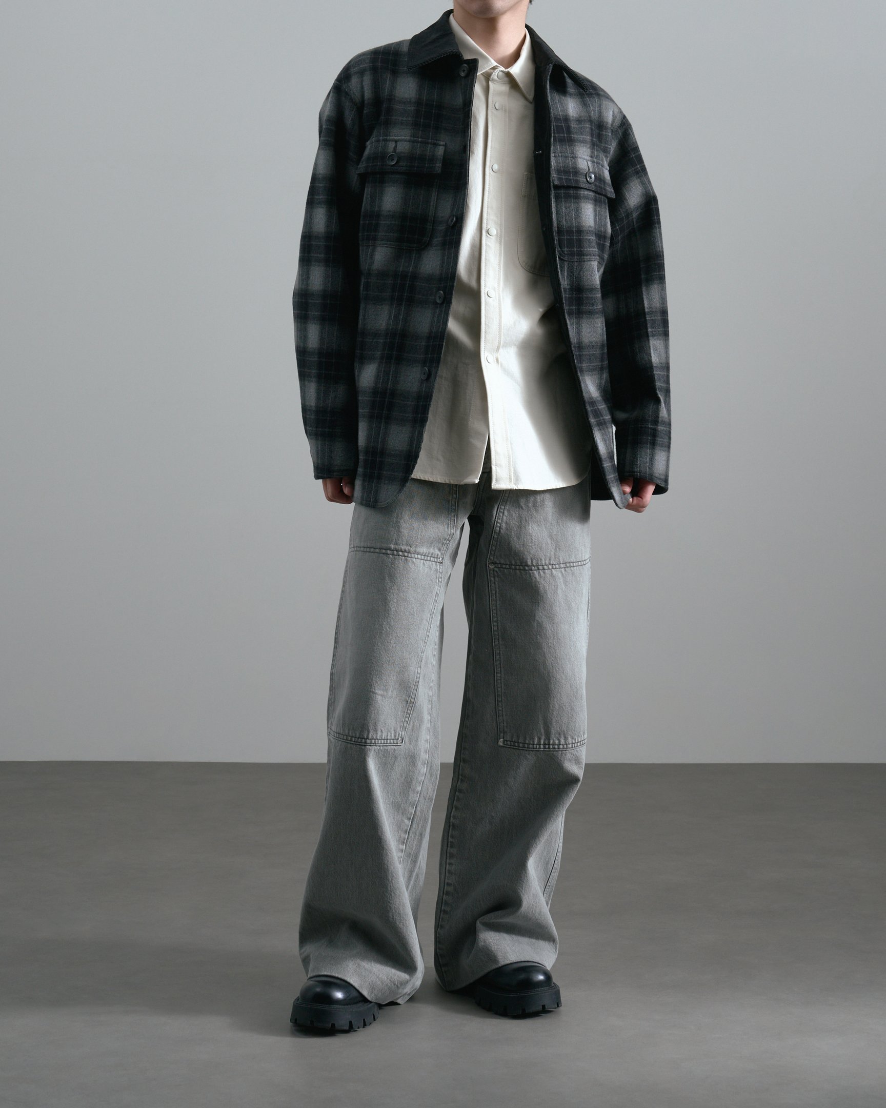 エイトンのジャケットを着たモデル