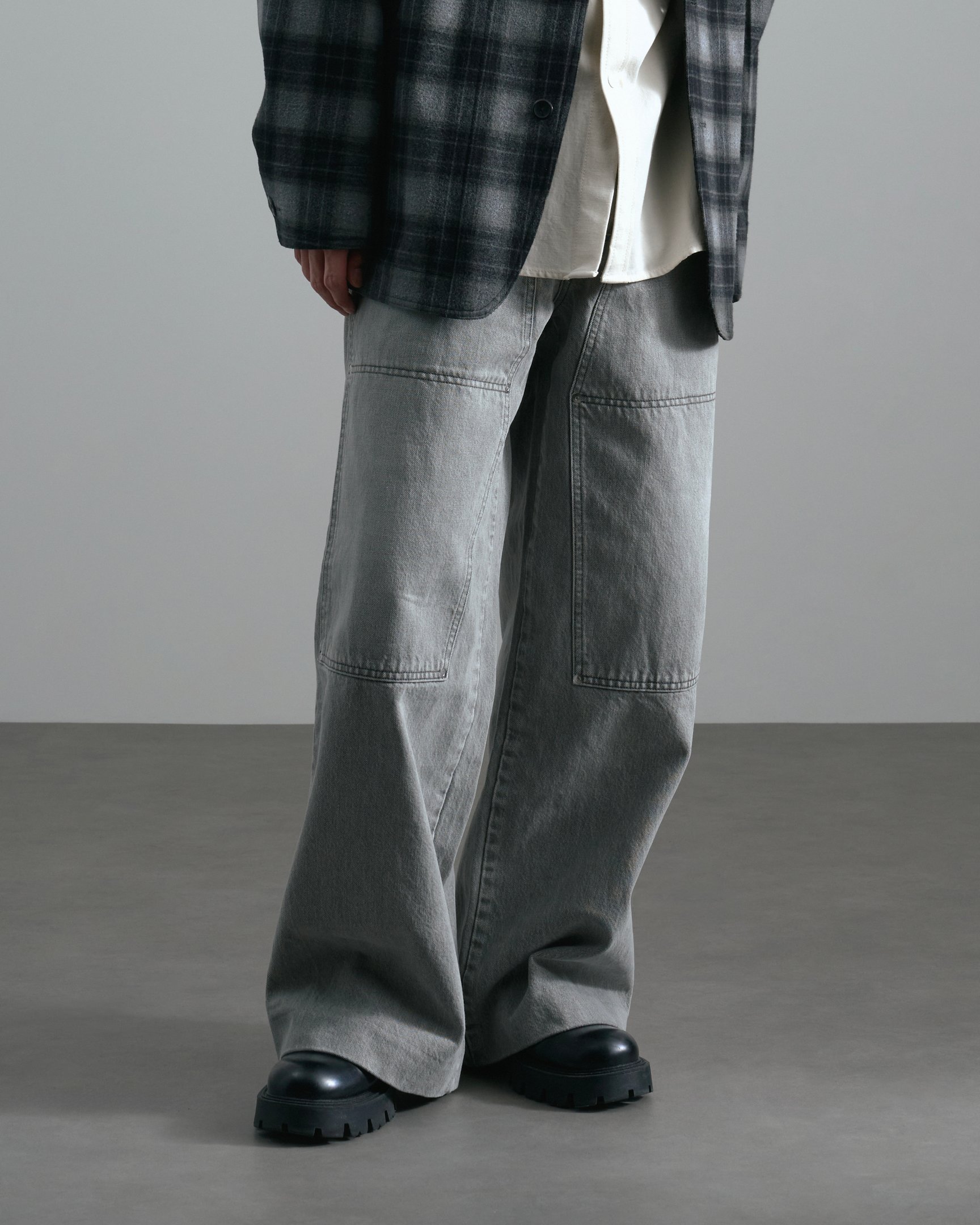 エイトンのジャケットを着たモデル