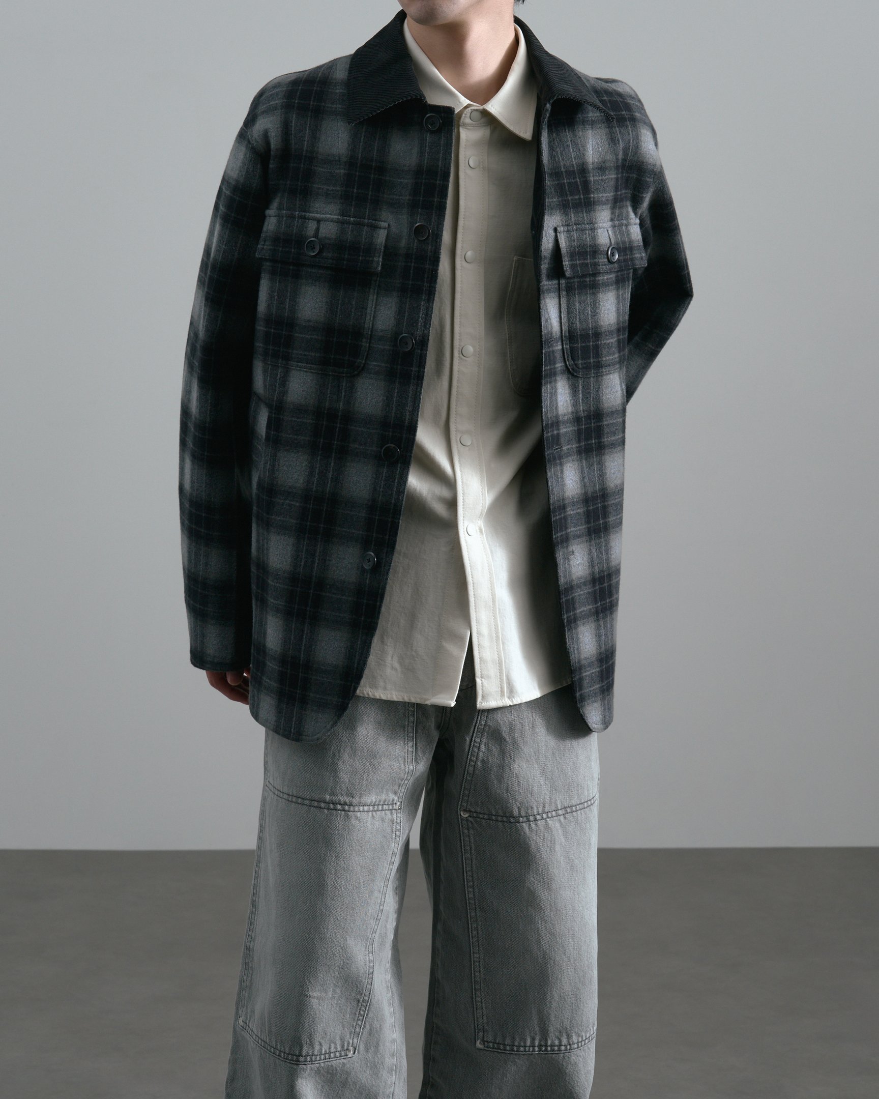 エイトンのジャケットを着たモデル