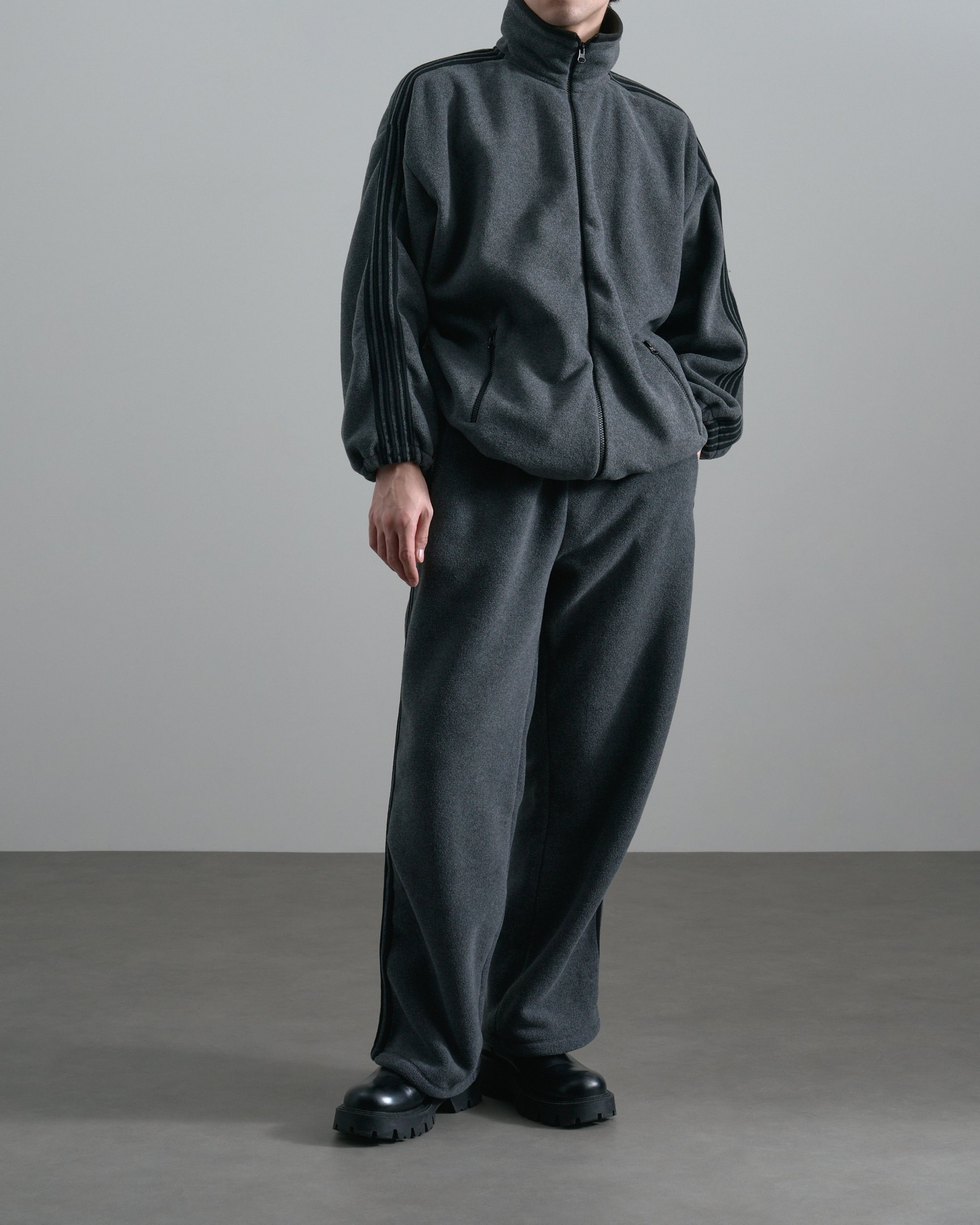 アンスクリアのセットアップを着たモデル