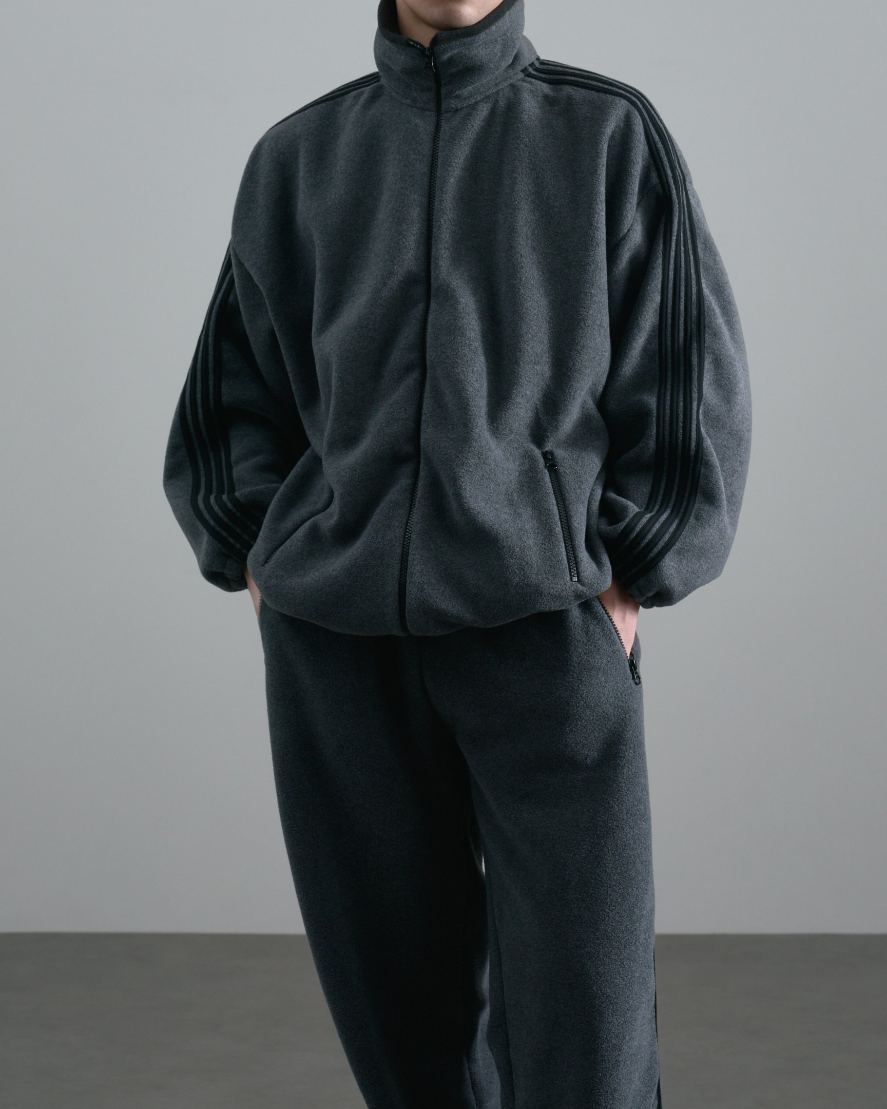 アンスクリアのセットアップを着たモデル