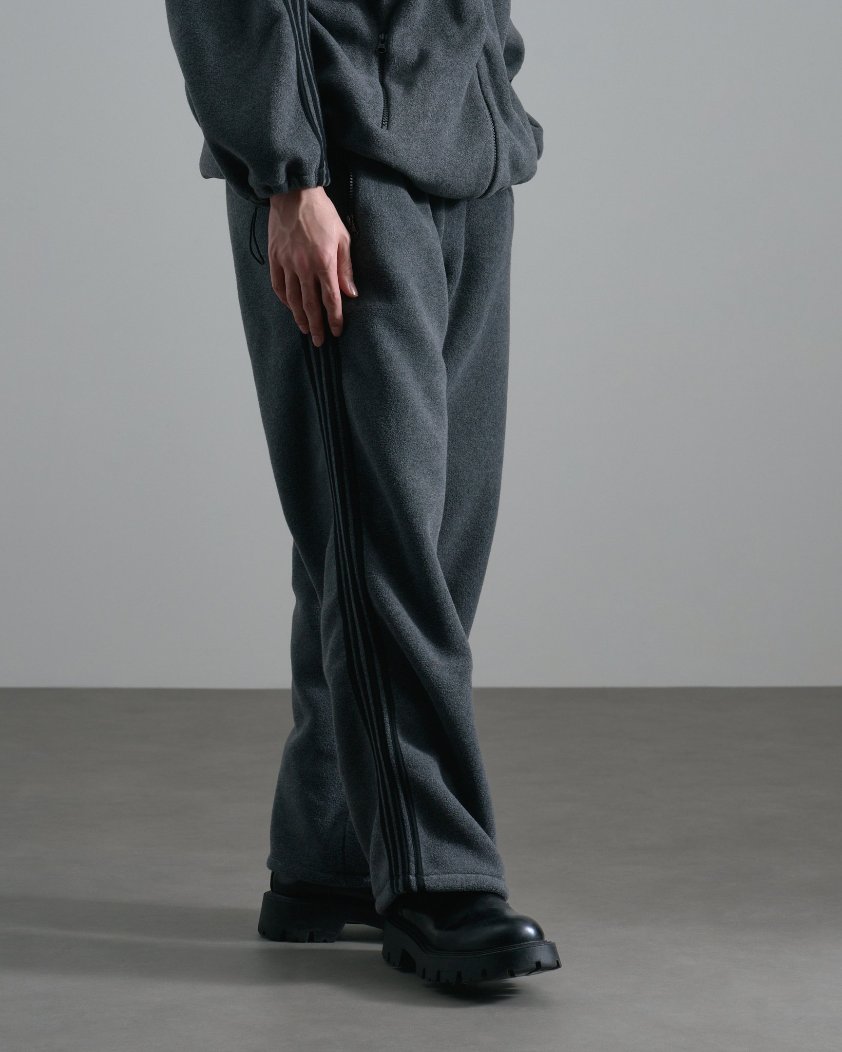 アンスクリアのセットアップを着たモデル