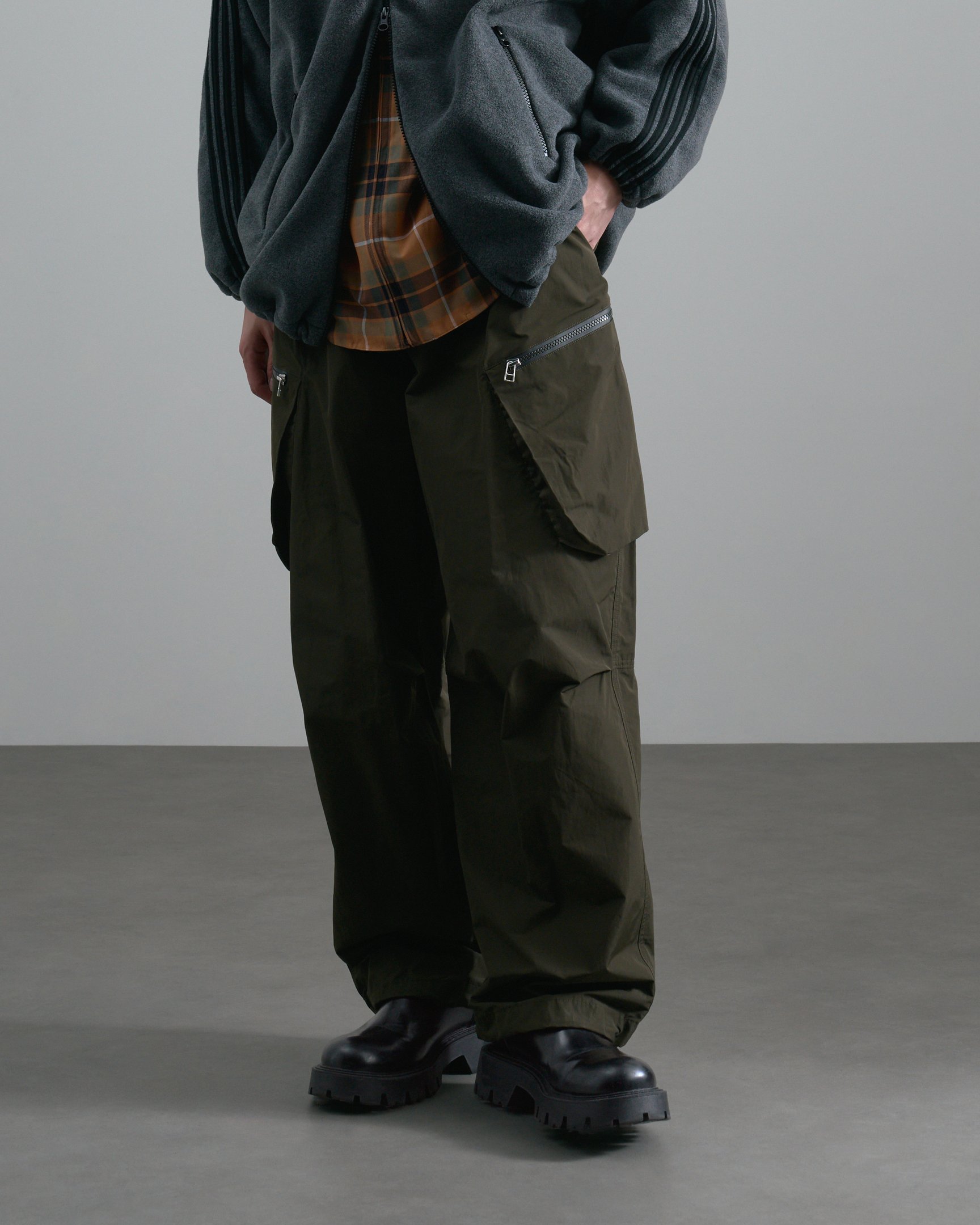 アンスクリアのジャケットを着たモデル