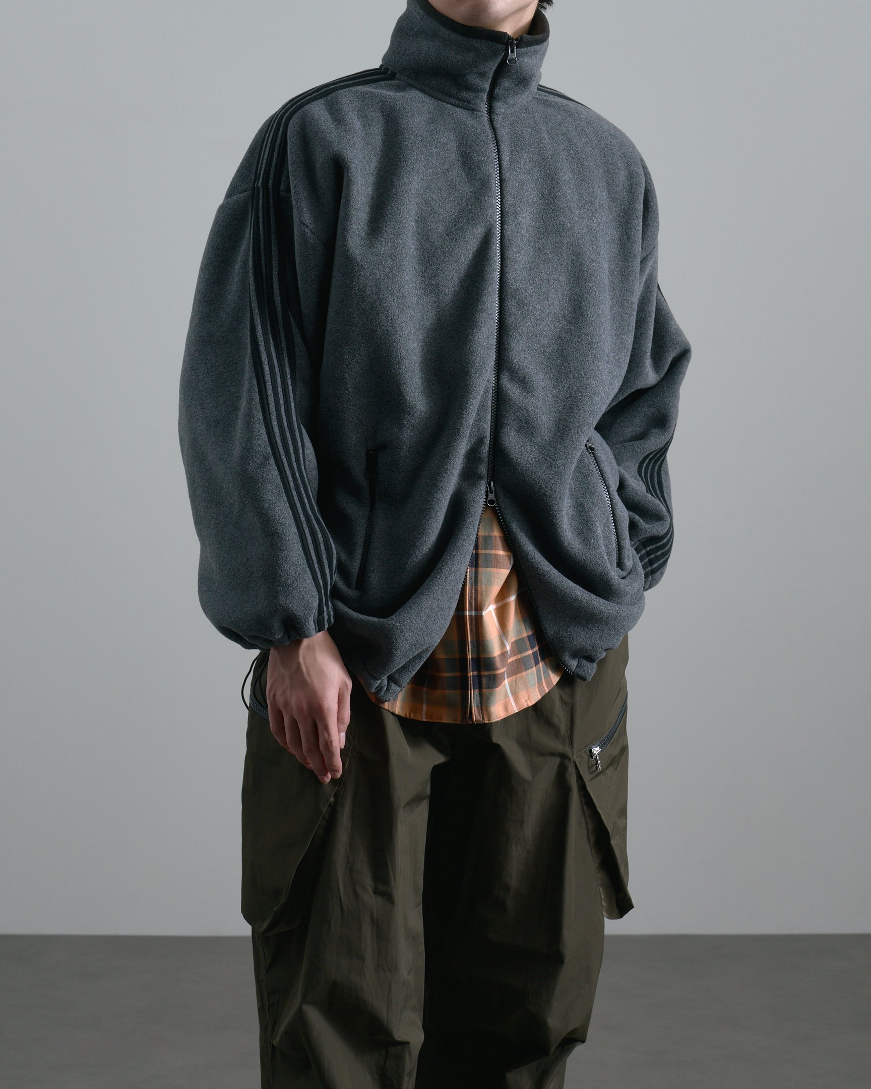 アンスクリアのジャケットを着たモデル