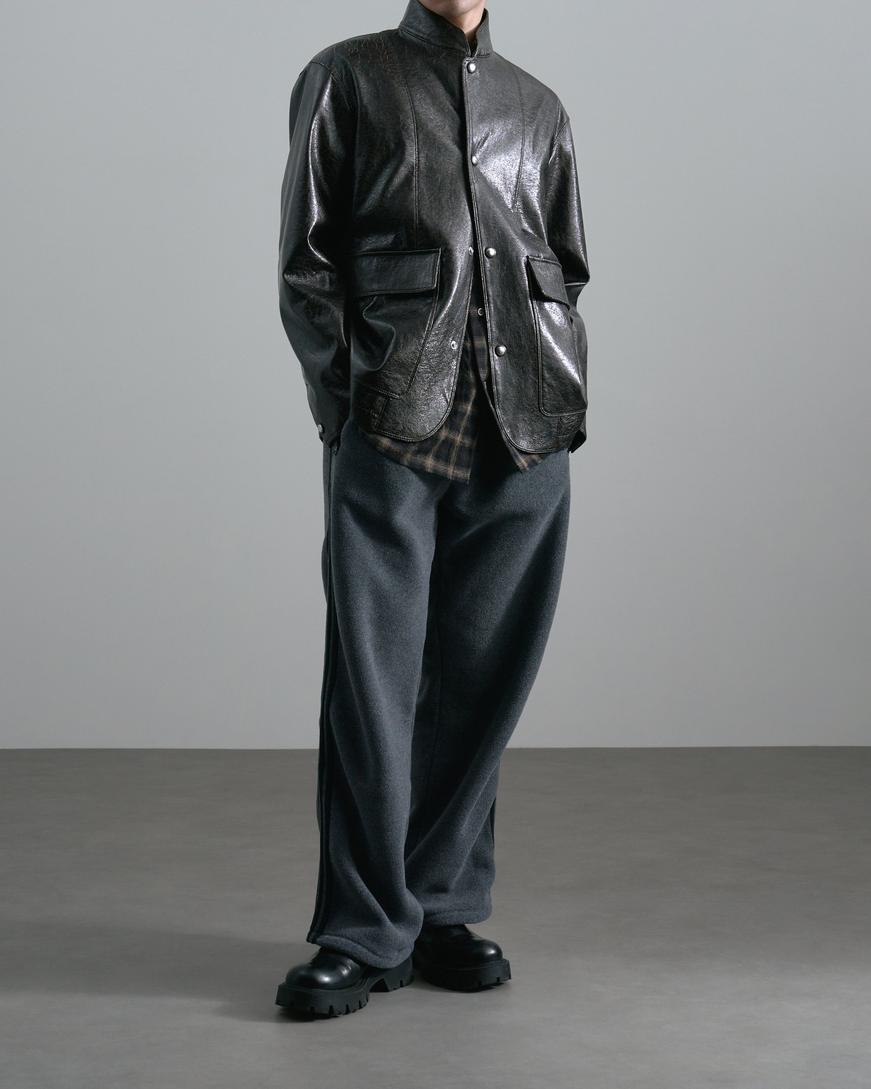 アンスクリアのボトムスを穿いたモデル