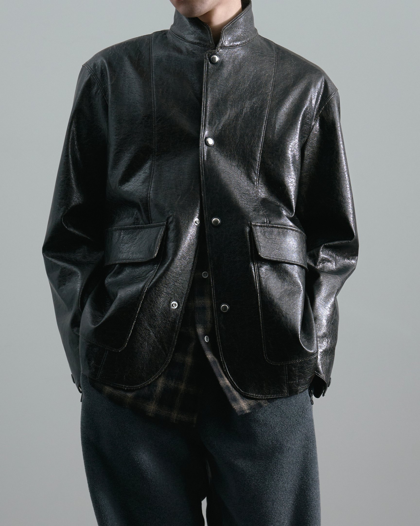 アンスクリアのボトムスを穿いたモデル