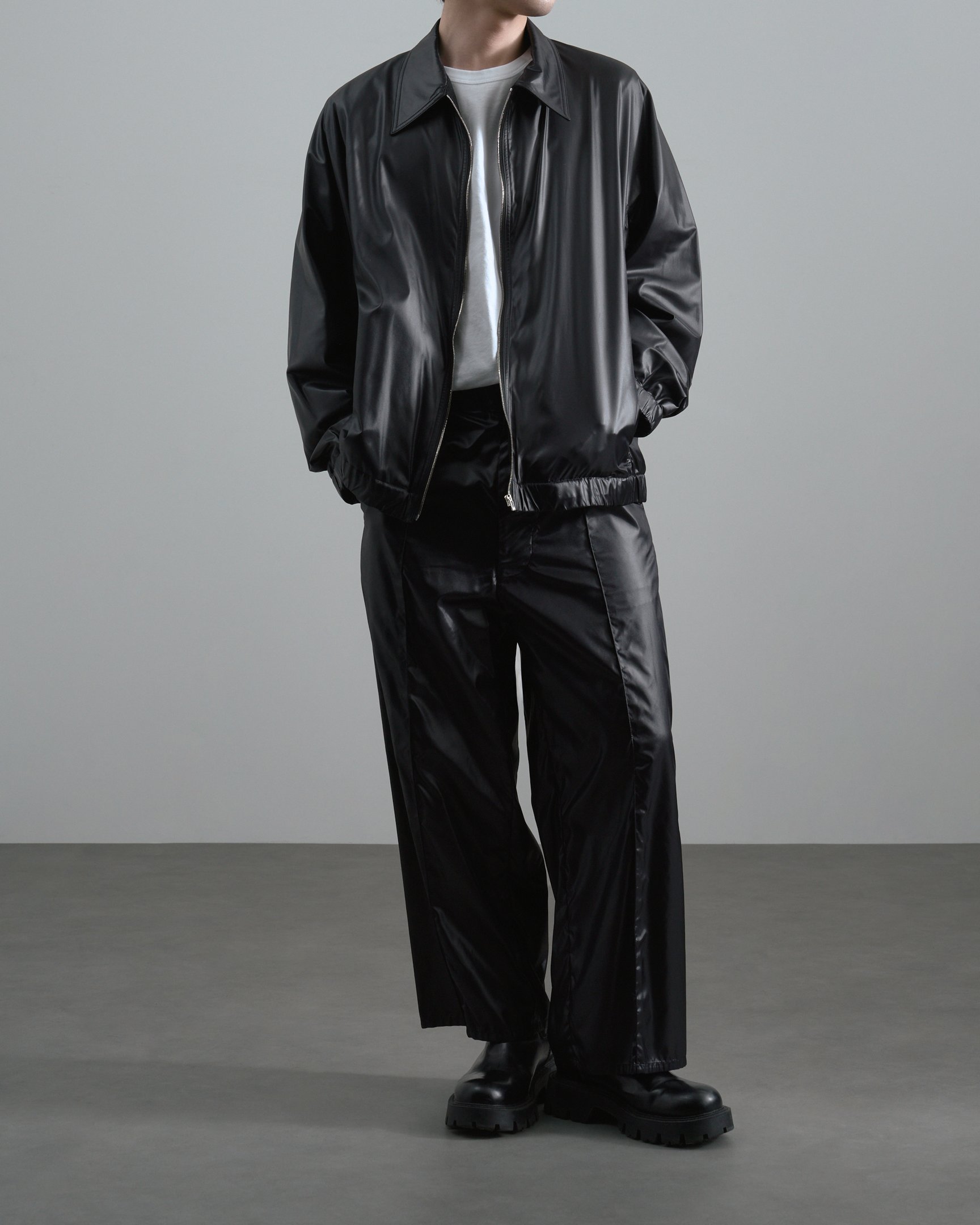 オーバーコートのセットアップを着たモデル