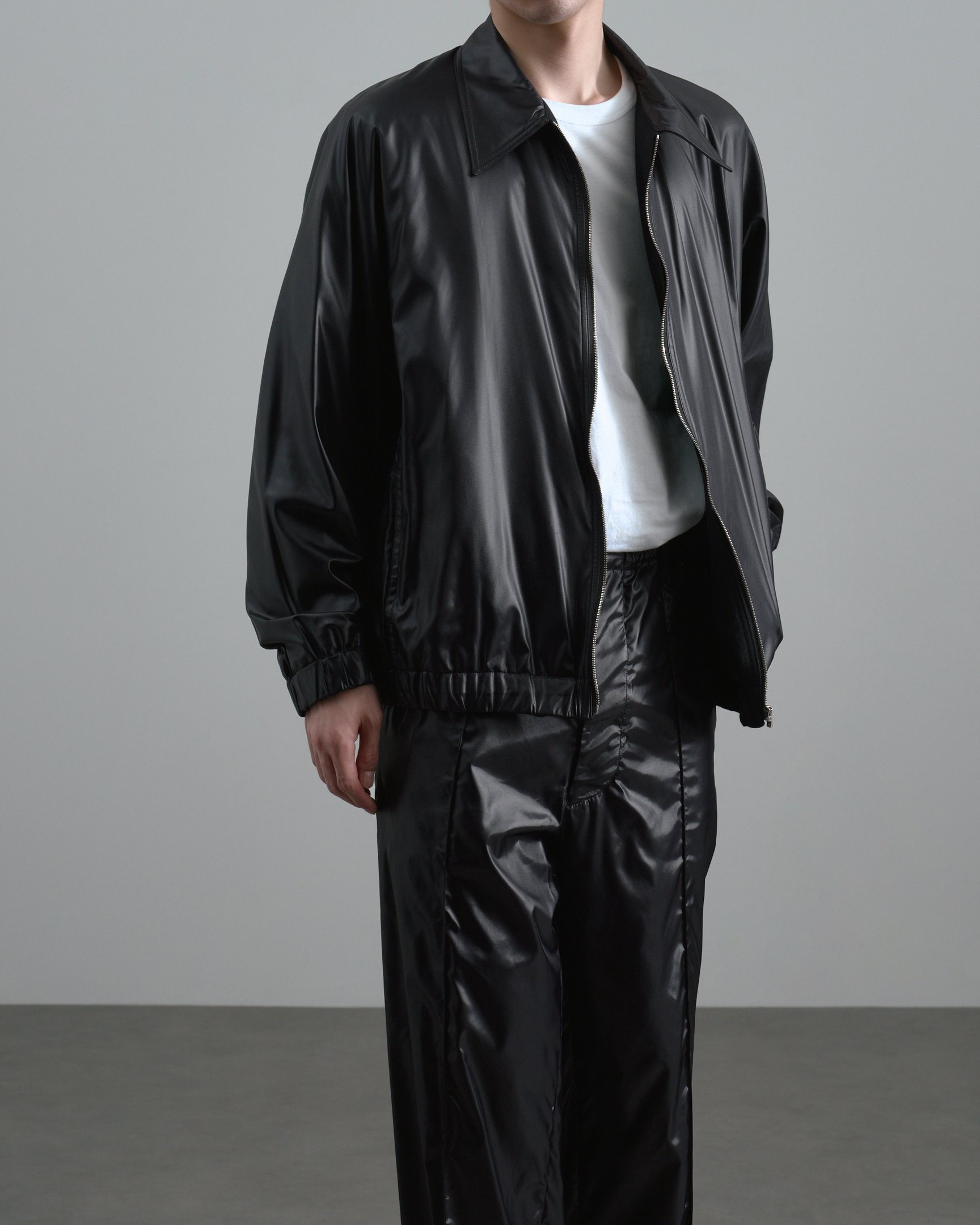 オーバーコートのセットアップを着たモデル