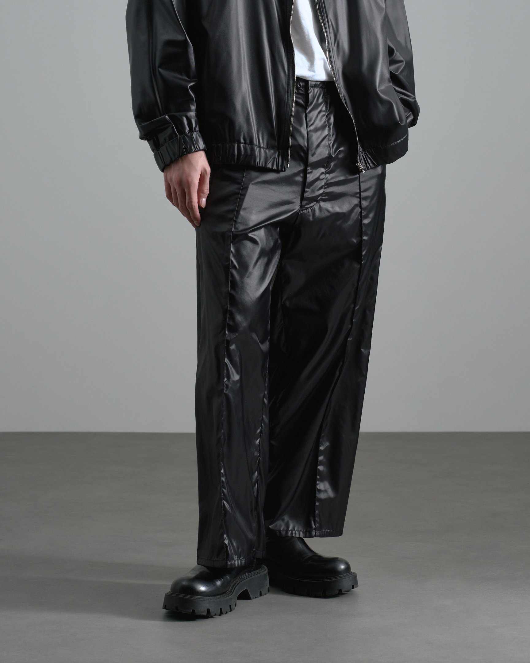 オーバーコートのセットアップを着たモデル