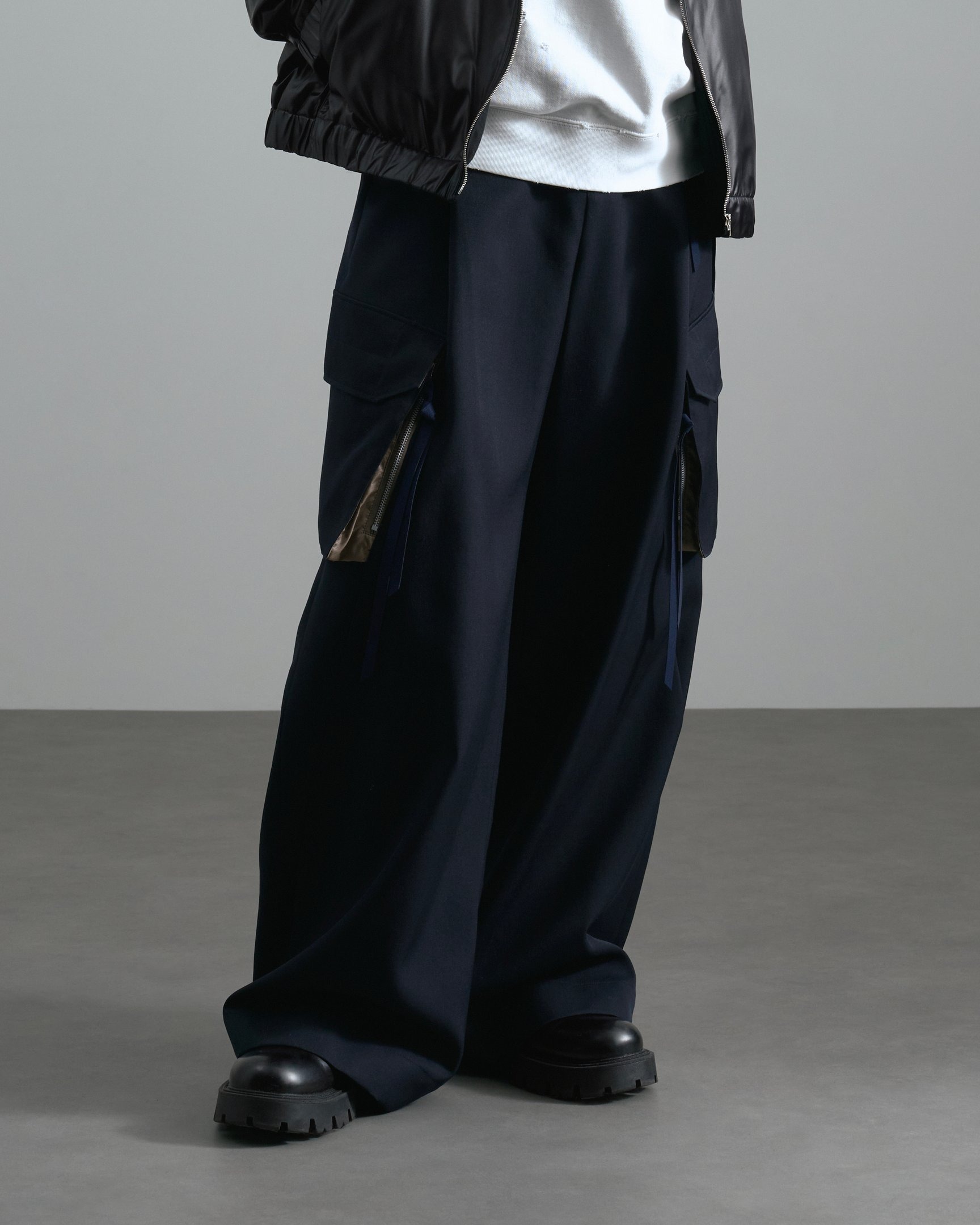 タムのボトムスを穿いたモデル