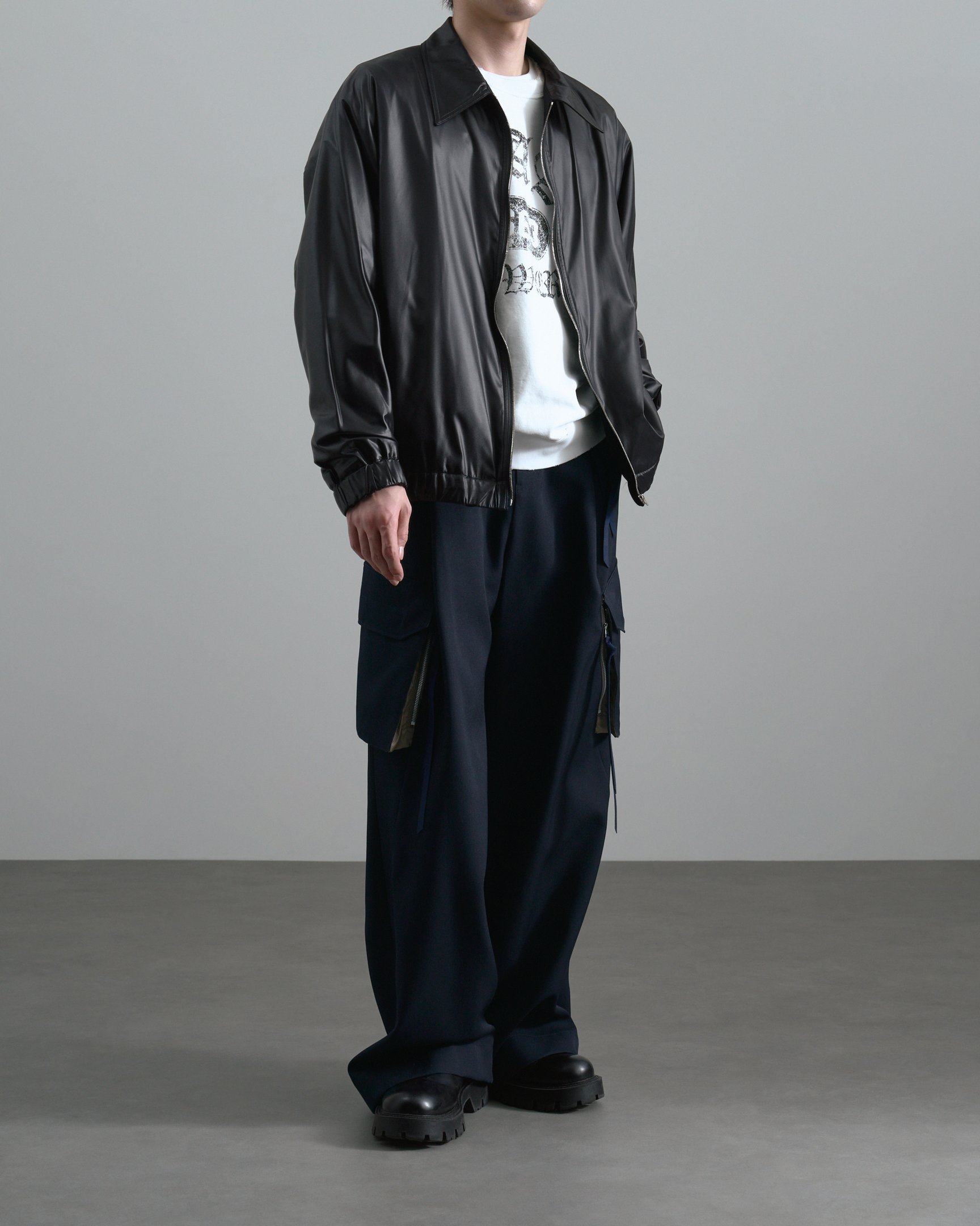 オーバーコートのブルゾンを着たモデル