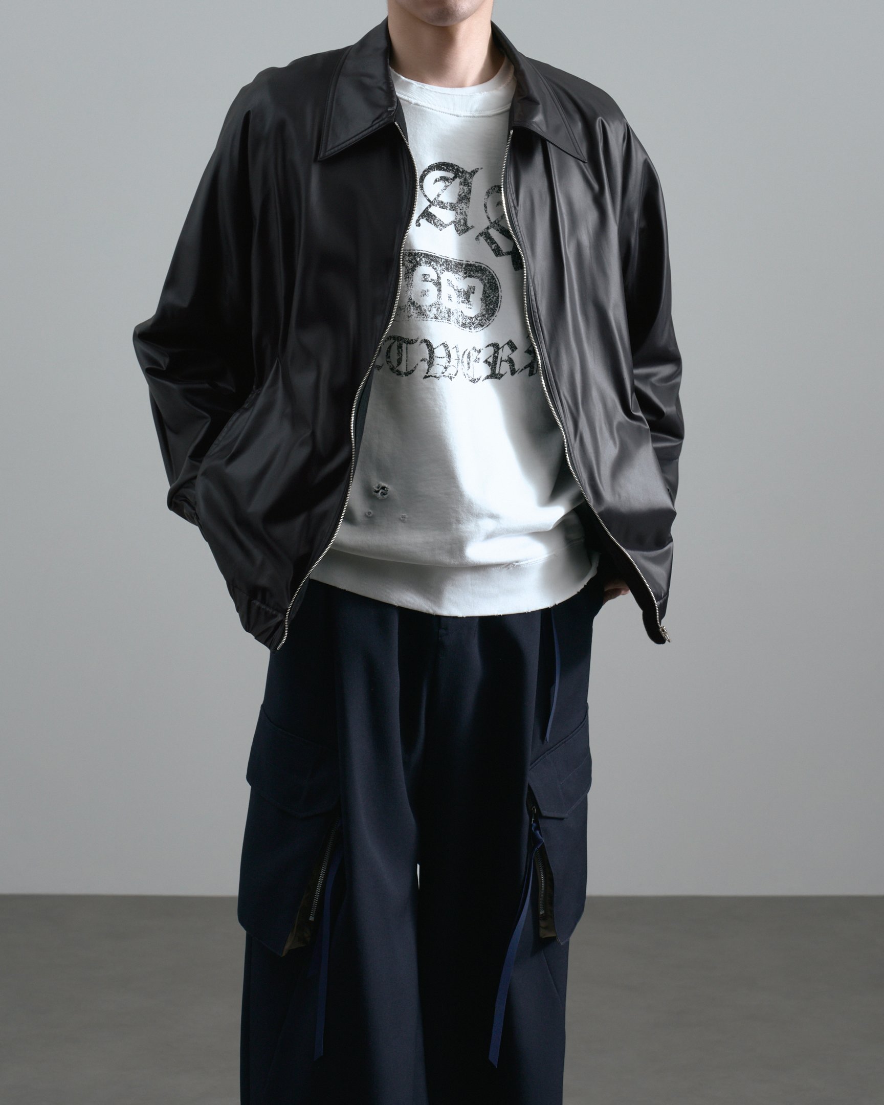 オーバーコートのブルゾンを着たモデル