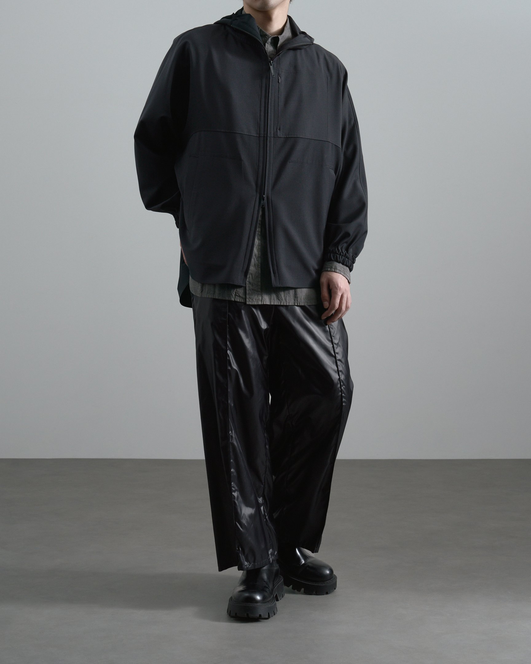 オーバーコートのボトムスを穿いたモデル