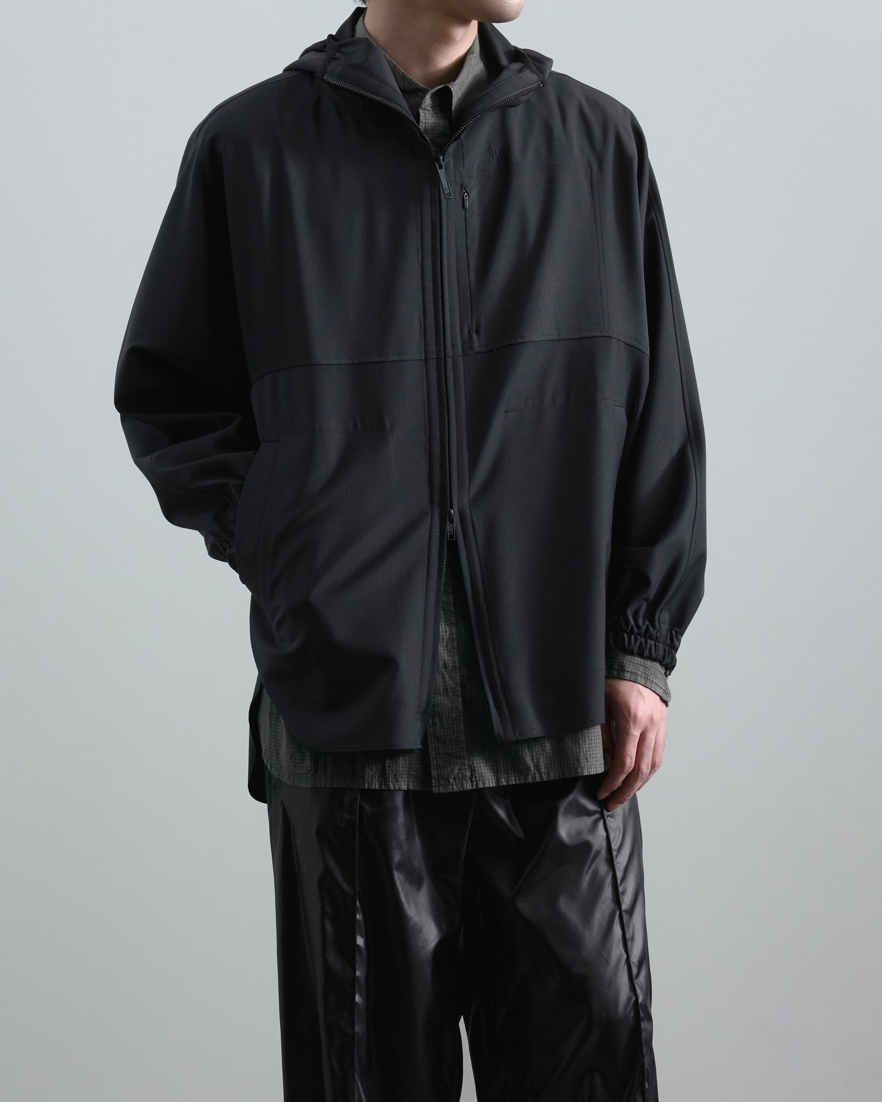 オーバーコートのボトムスを穿いたモデル