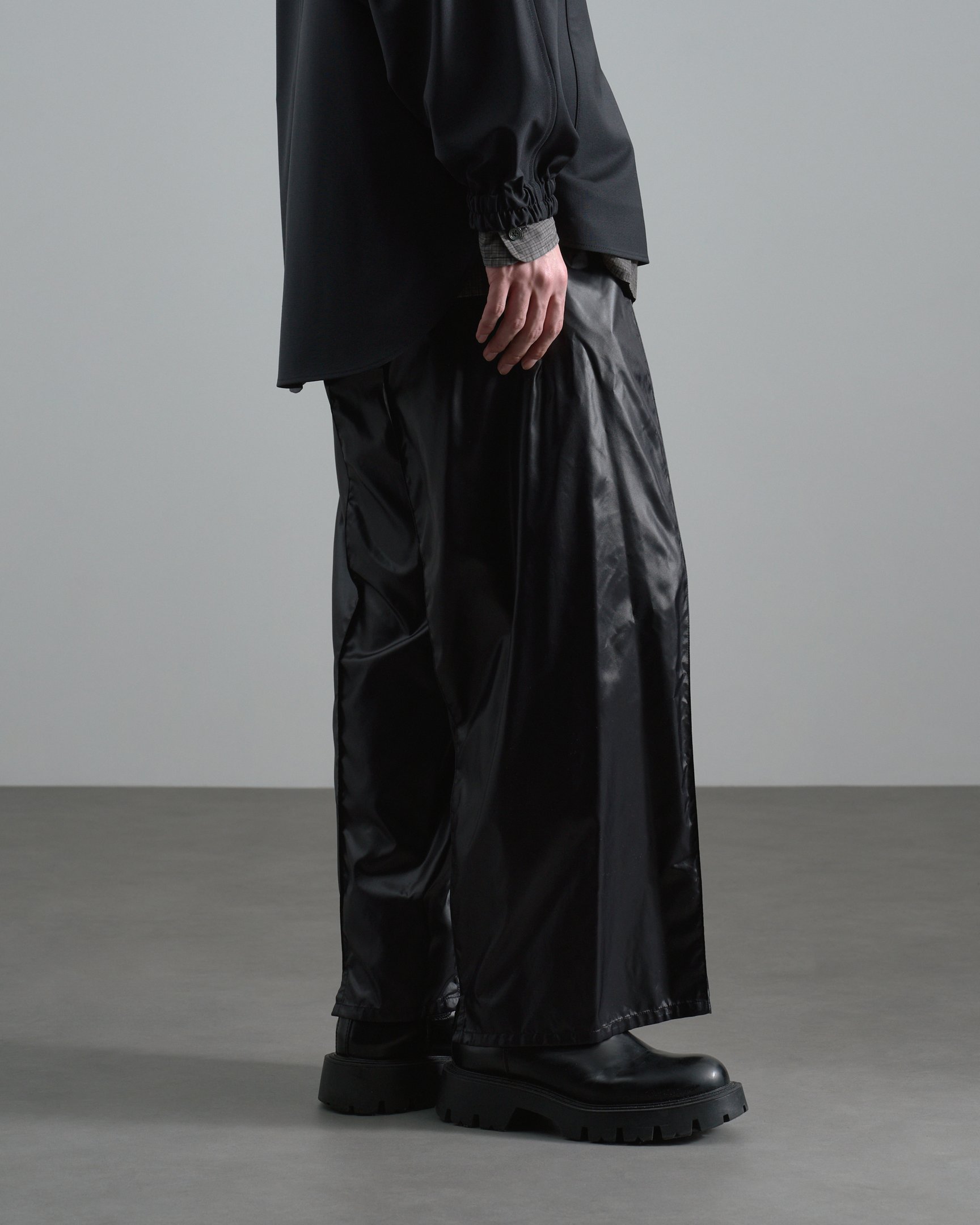 オーバーコートのボトムスを穿いたモデル