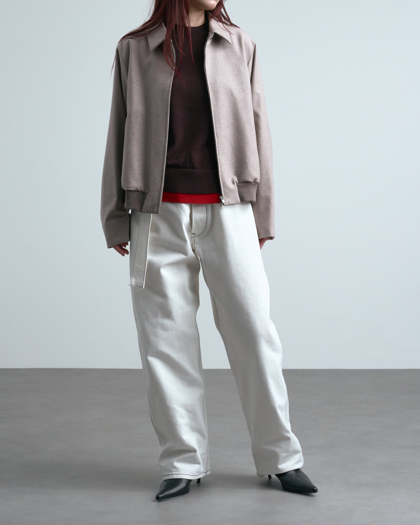 シーオールのボトムスを穿いたモデル