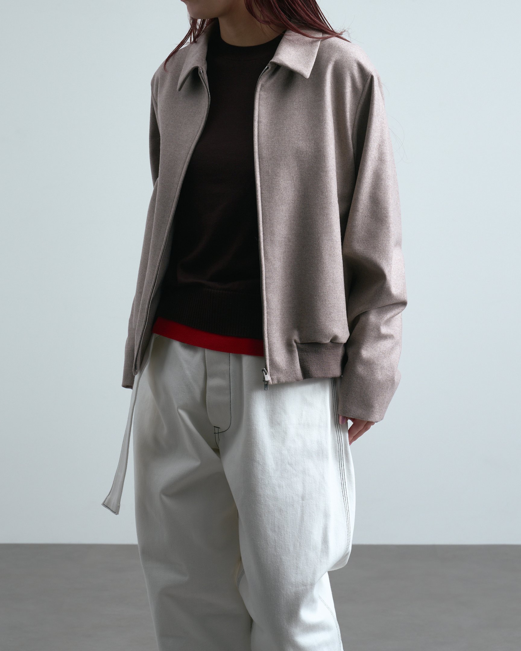 シーオールのボトムスを穿いたモデル