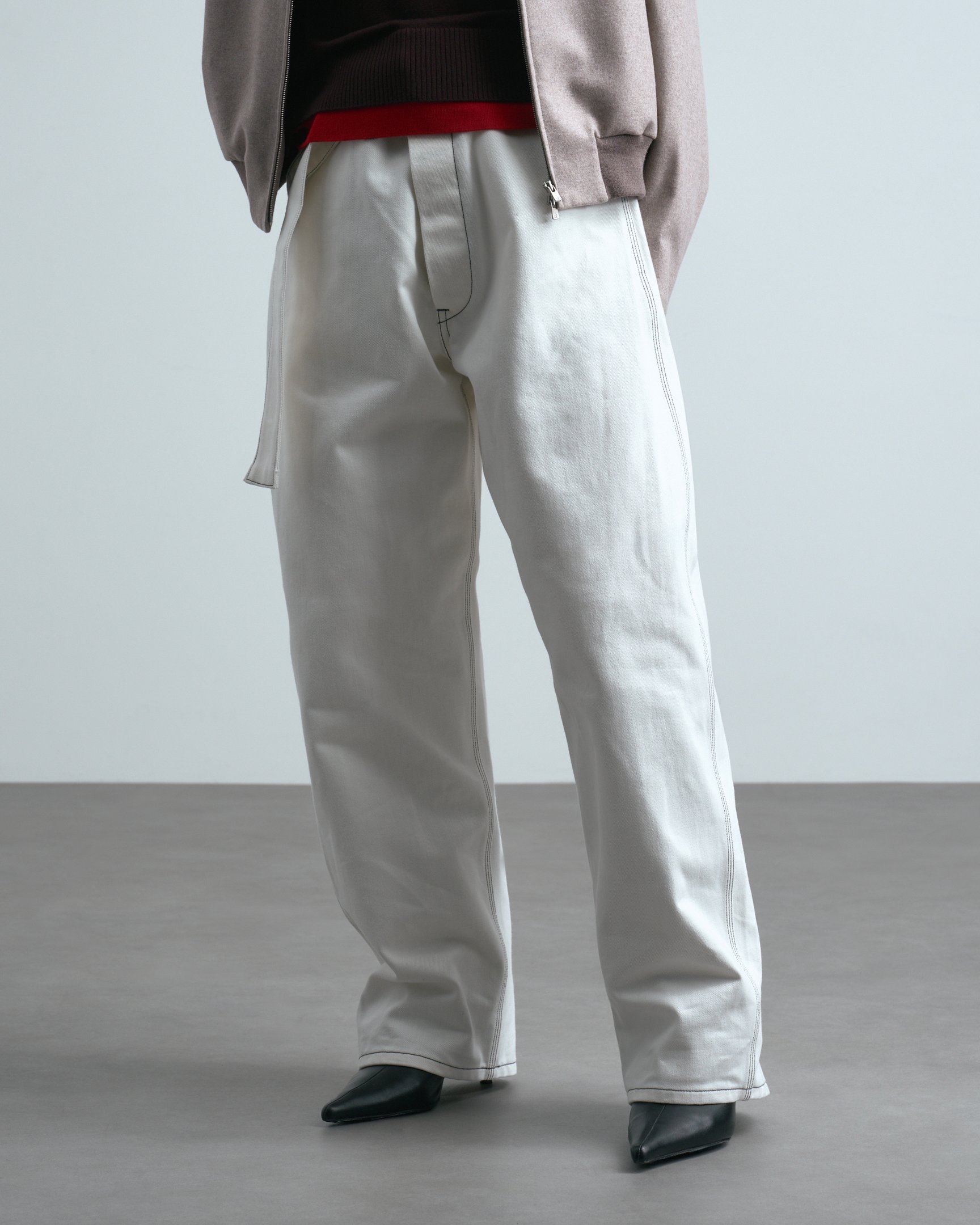 シーオールのボトムスを穿いたモデル