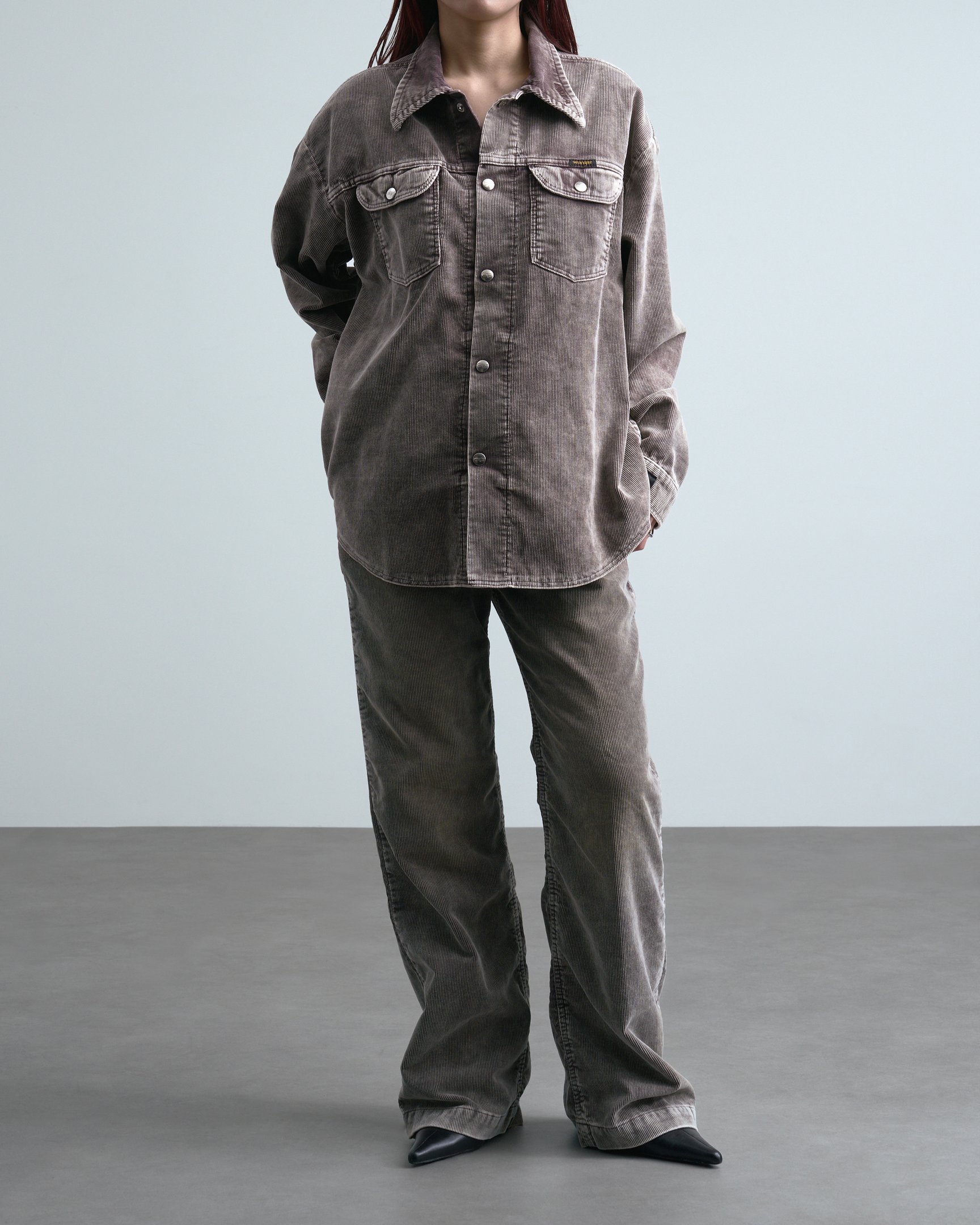 N.ハリウッドのセットアップを着たモデル