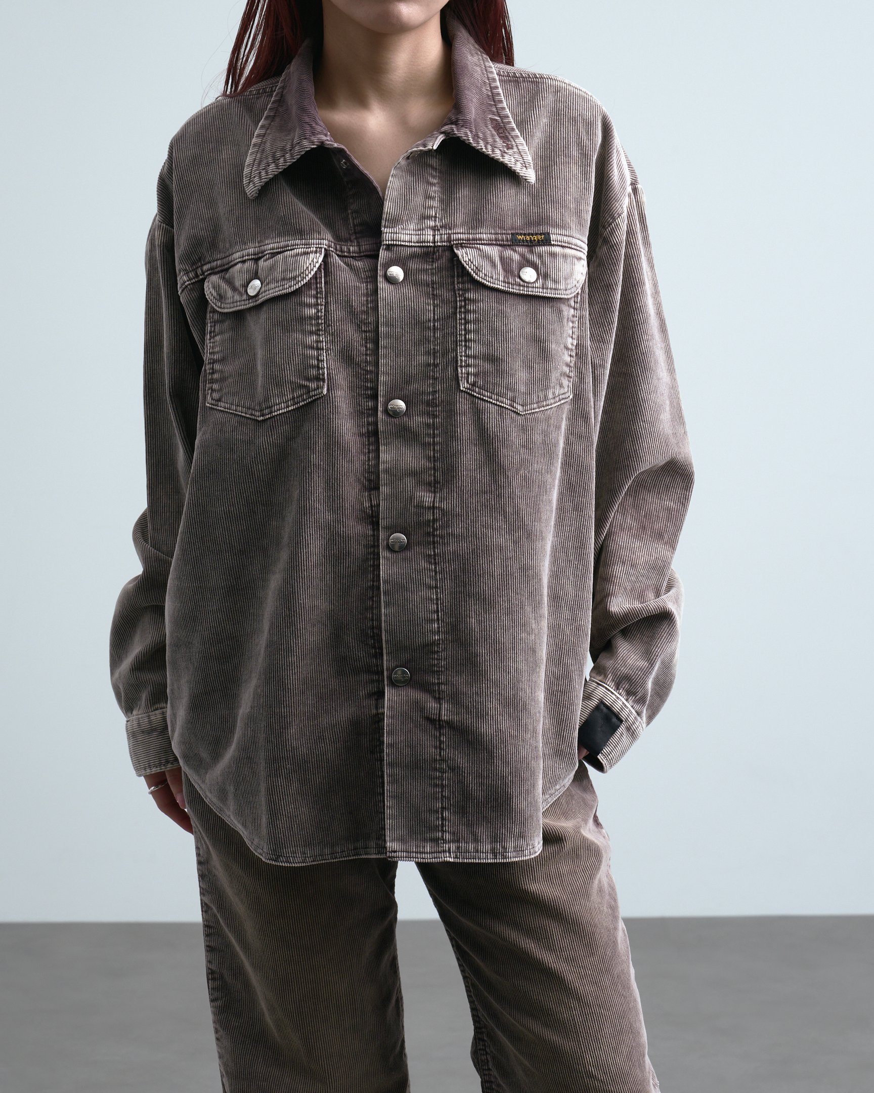 N.ハリウッドのセットアップを着たモデル