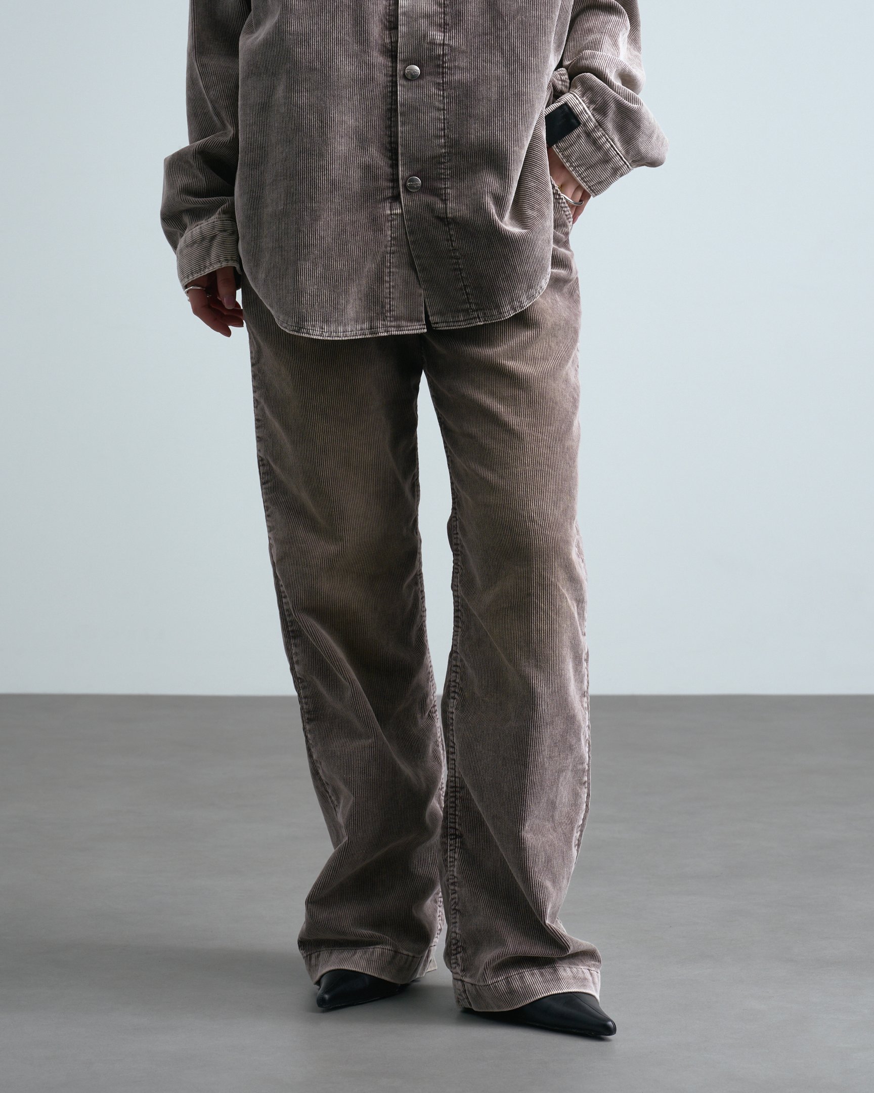 N.ハリウッドのセットアップを着たモデル