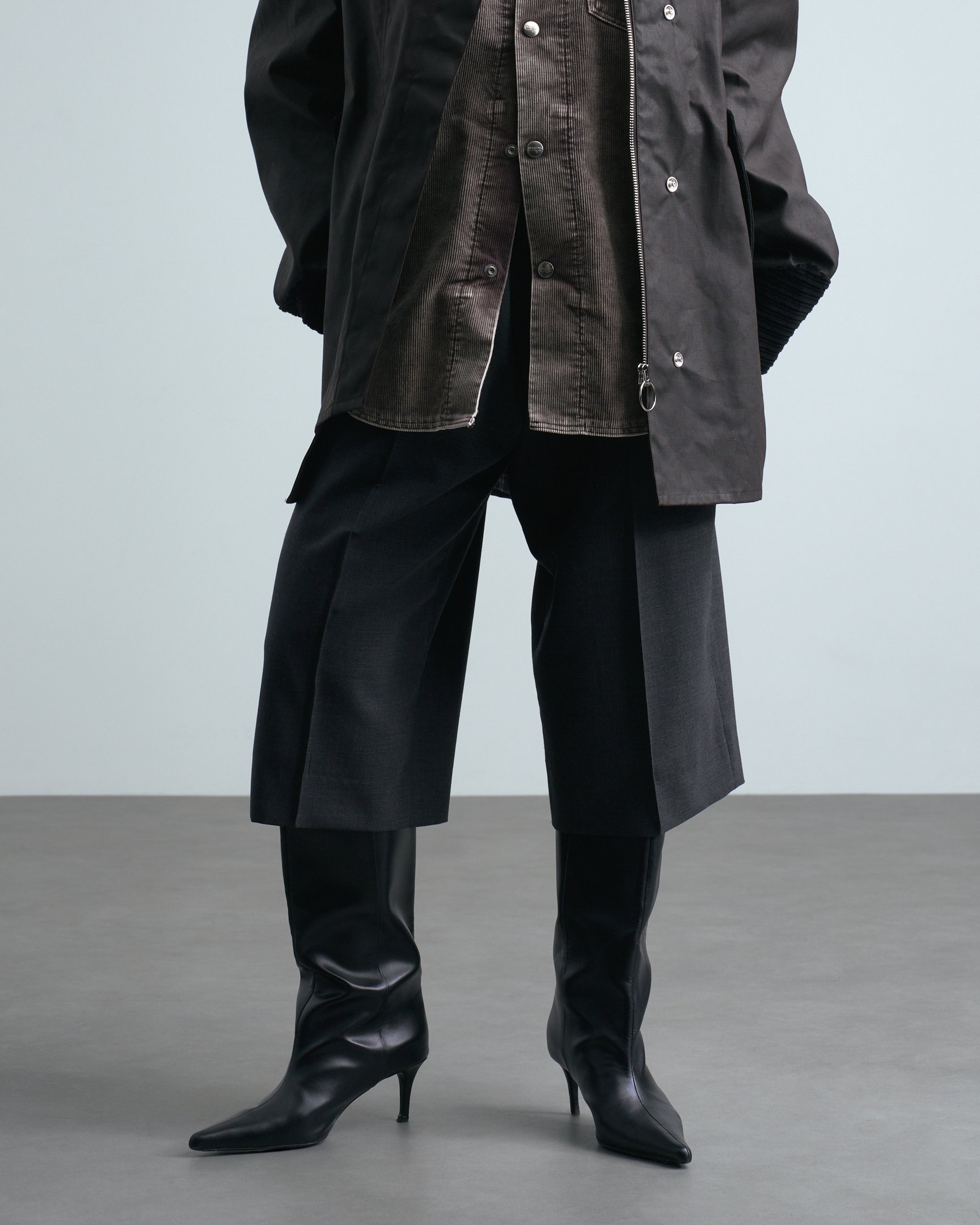 N.ハリウッドのシャツを着たモデル