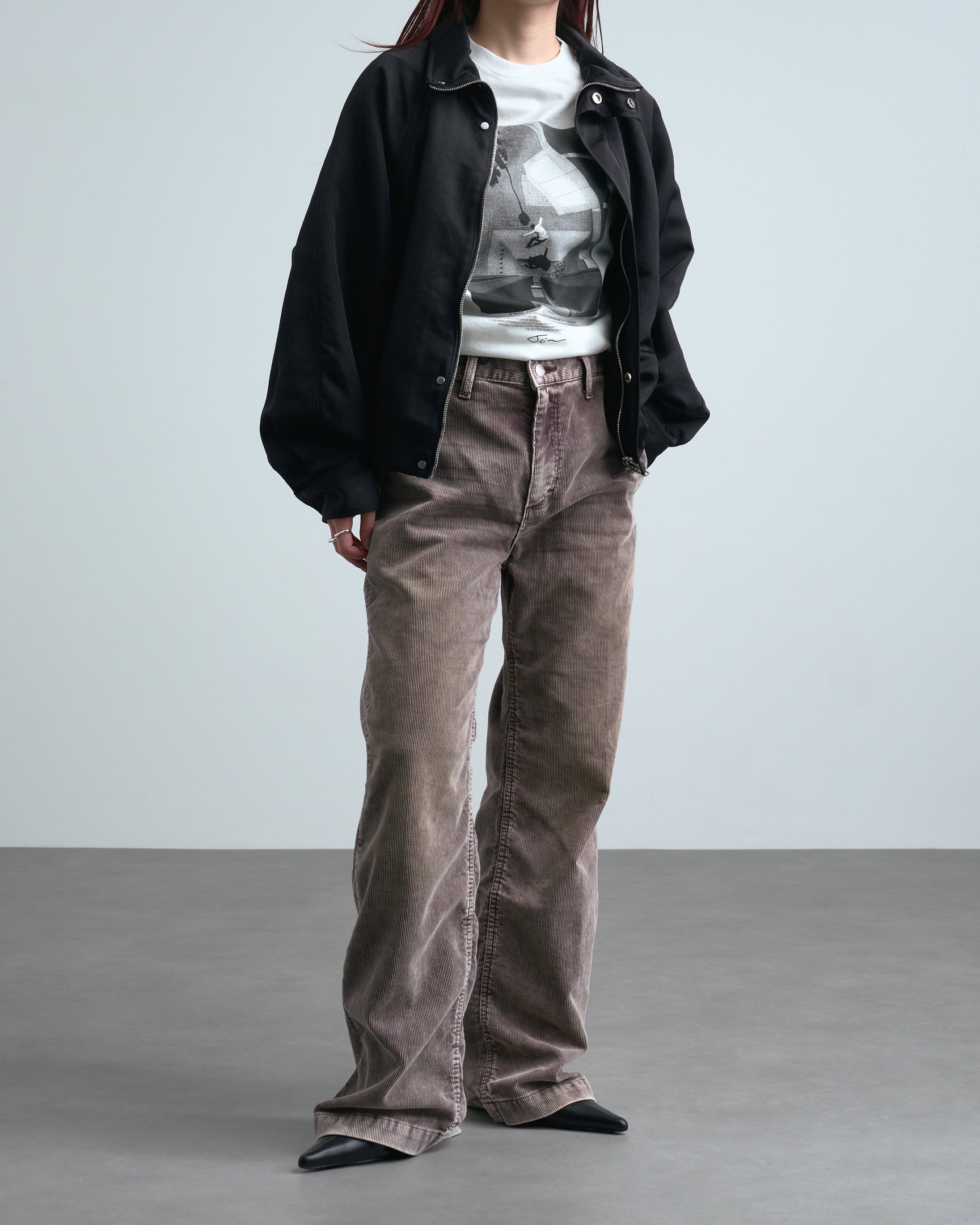 N.ハリウッドのボトムスを穿いたモデル