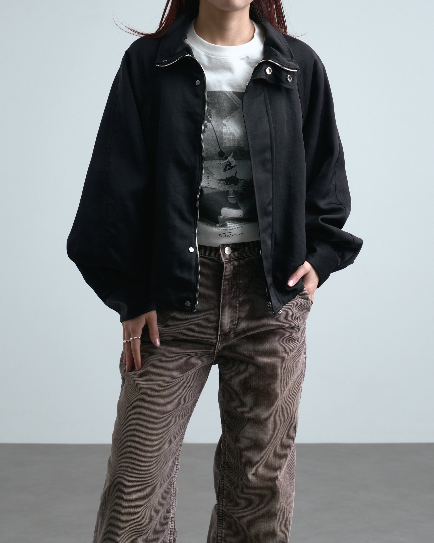 N.ハリウッドのボトムスを穿いたモデル