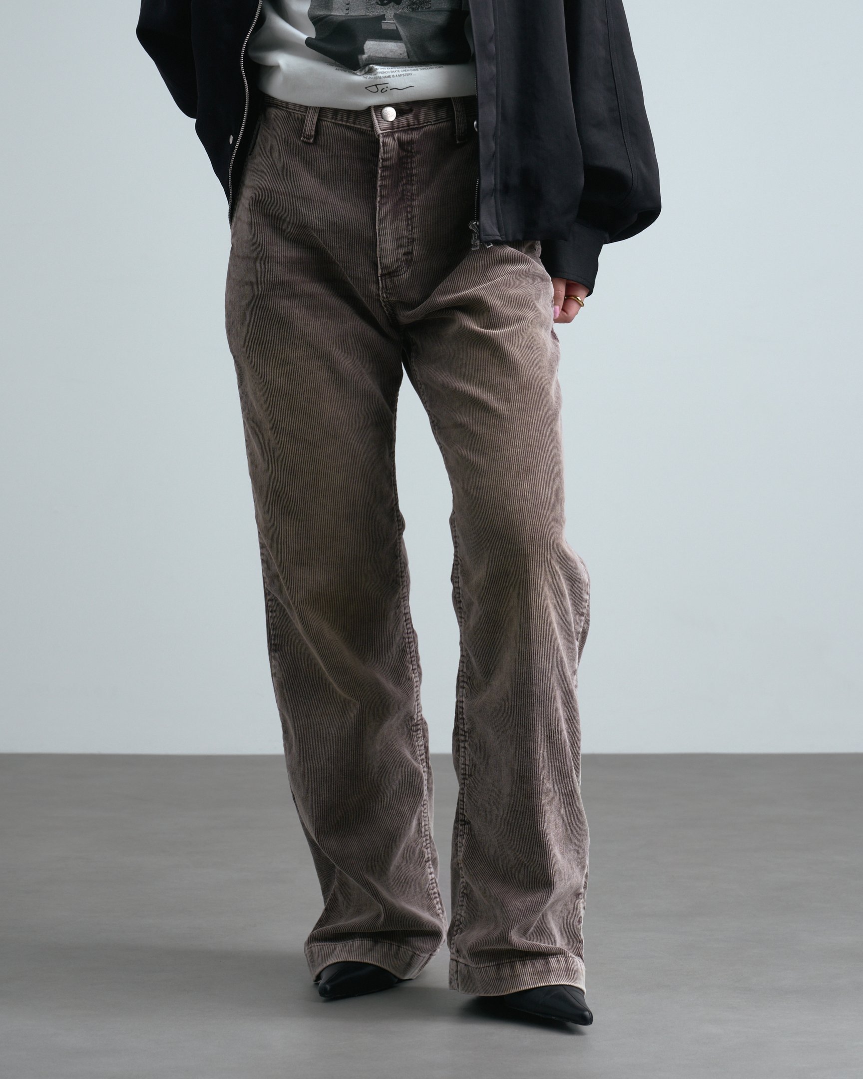 N.ハリウッドのボトムスを穿いたモデル