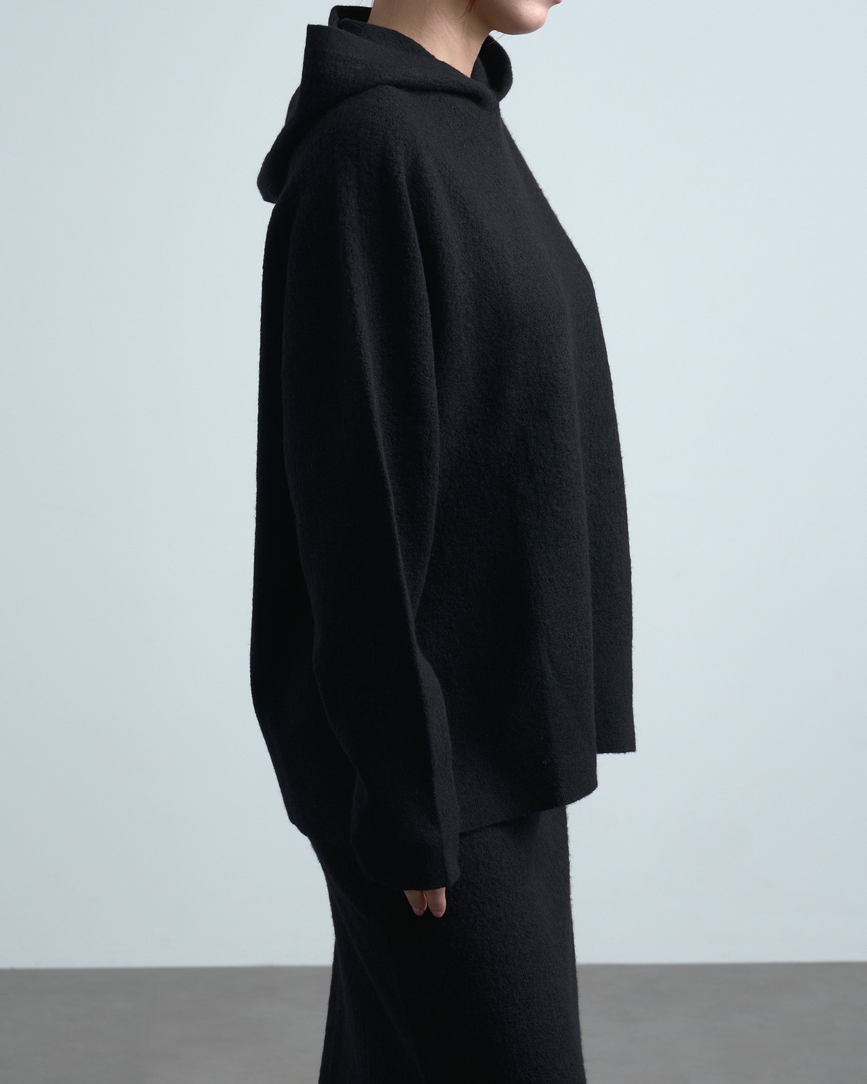 カナコサカイのセットアップを着たモデル