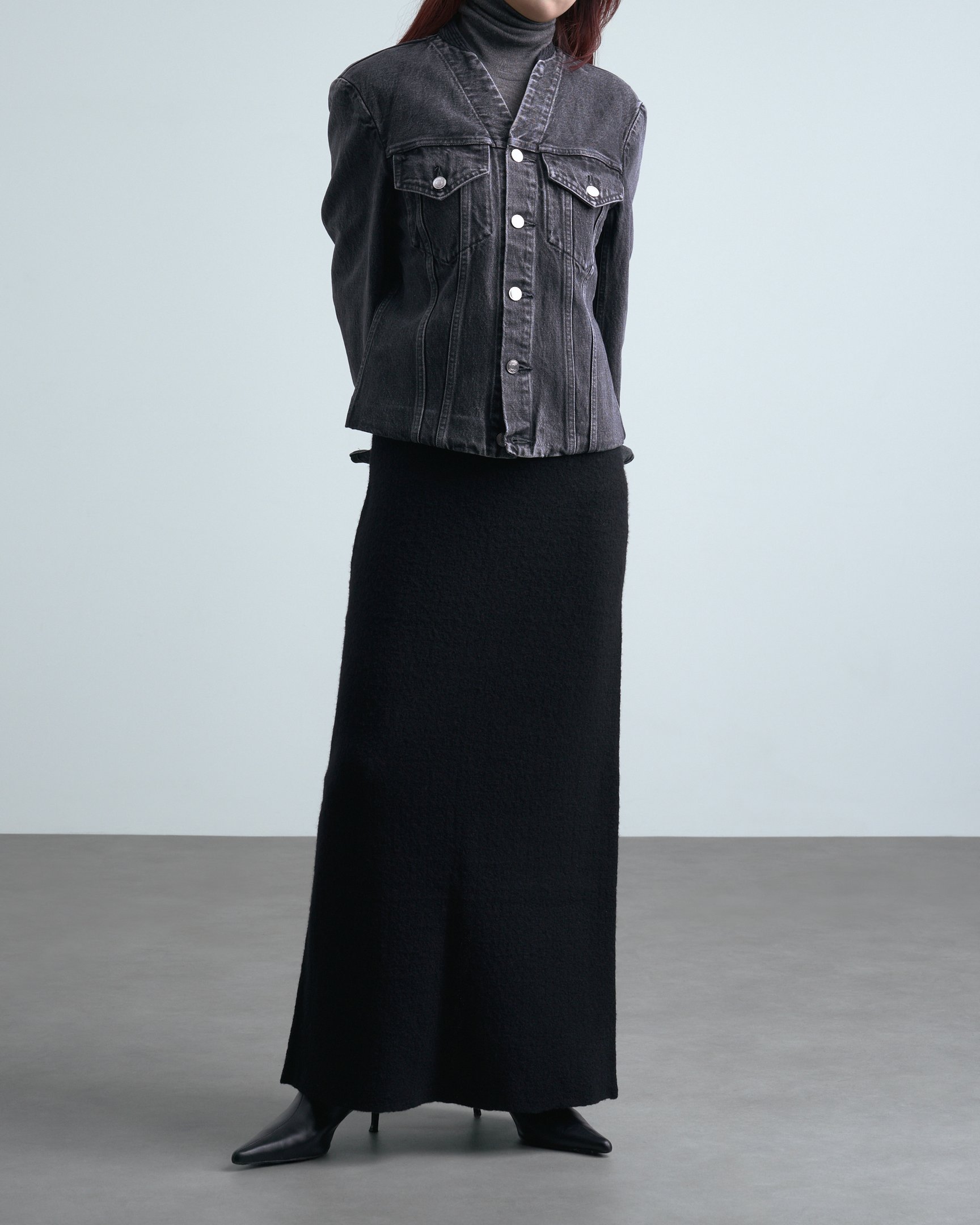 カナコサカイのスカートを穿いたモデル