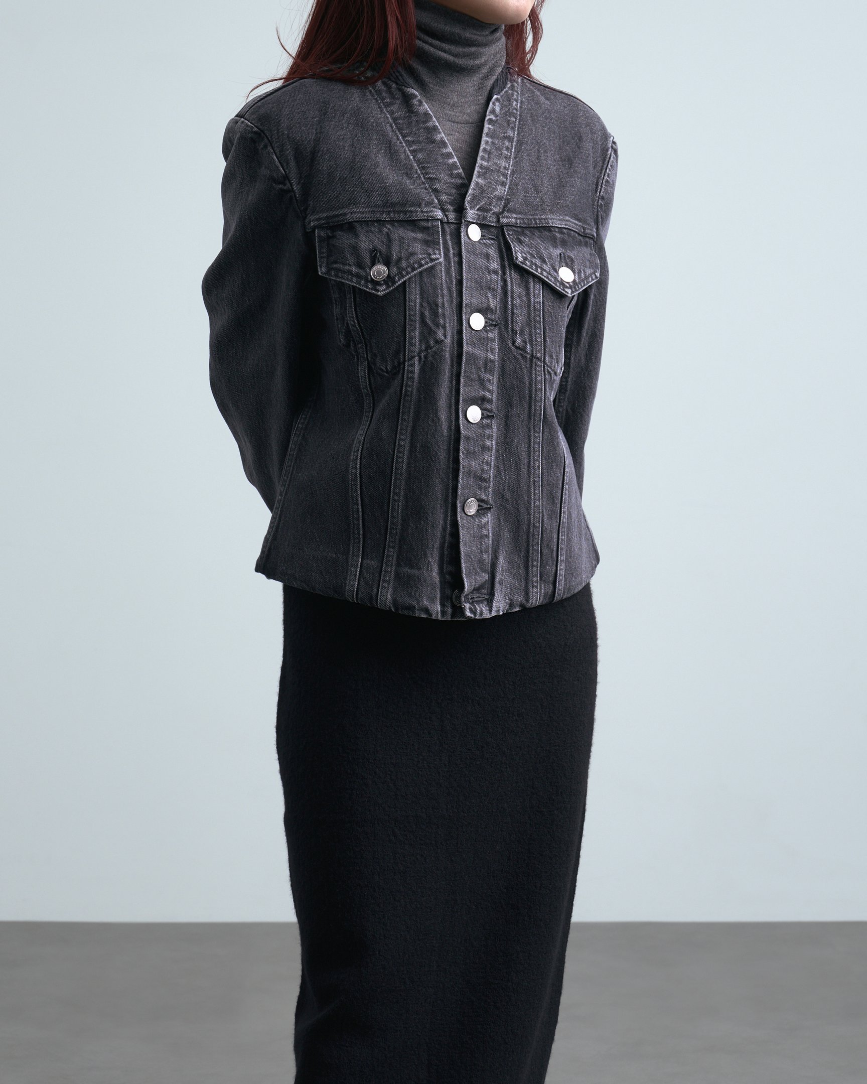 カナコサカイのスカートを穿いたモデル