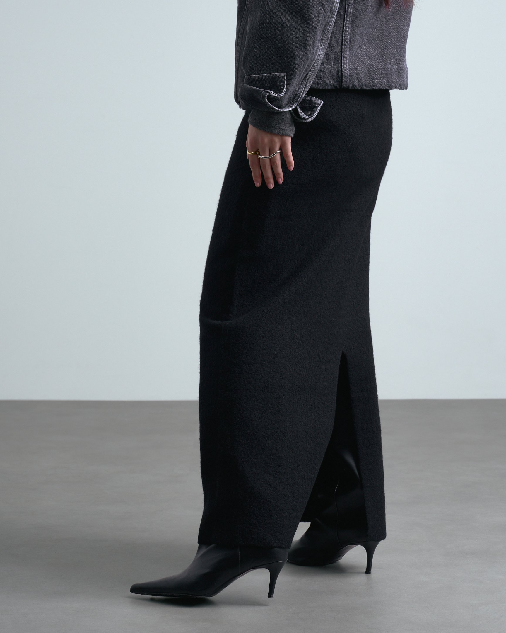 カナコサカイのスカートを穿いたモデル