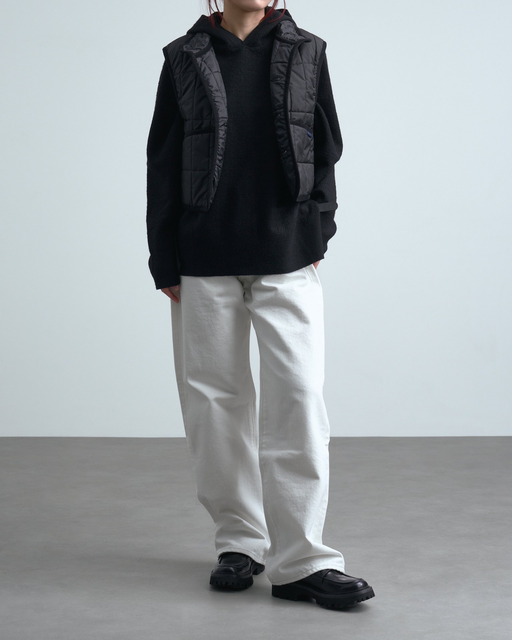 カナコサカイのフーディを着たモデル