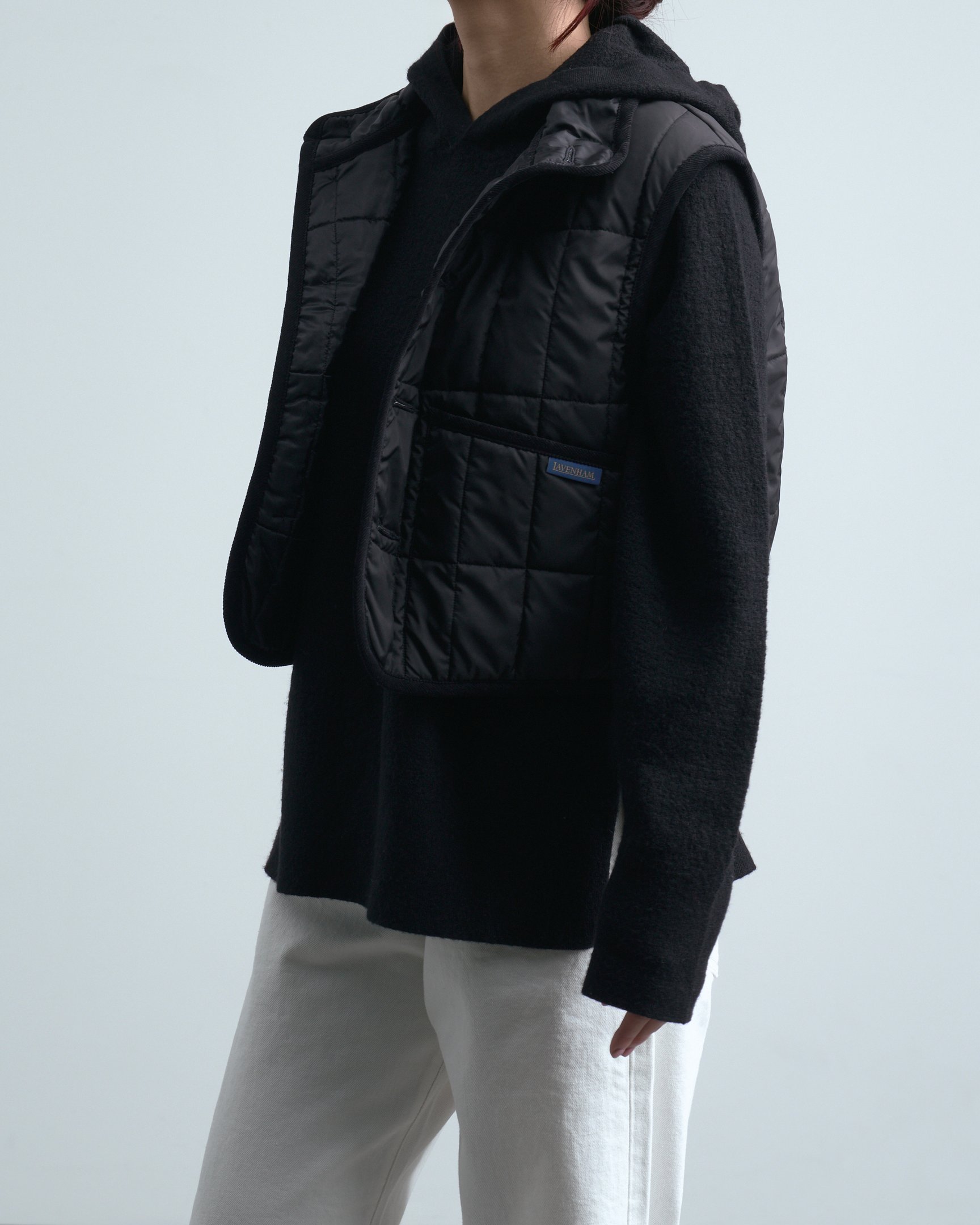 カナコサカイのフーディを着たモデル