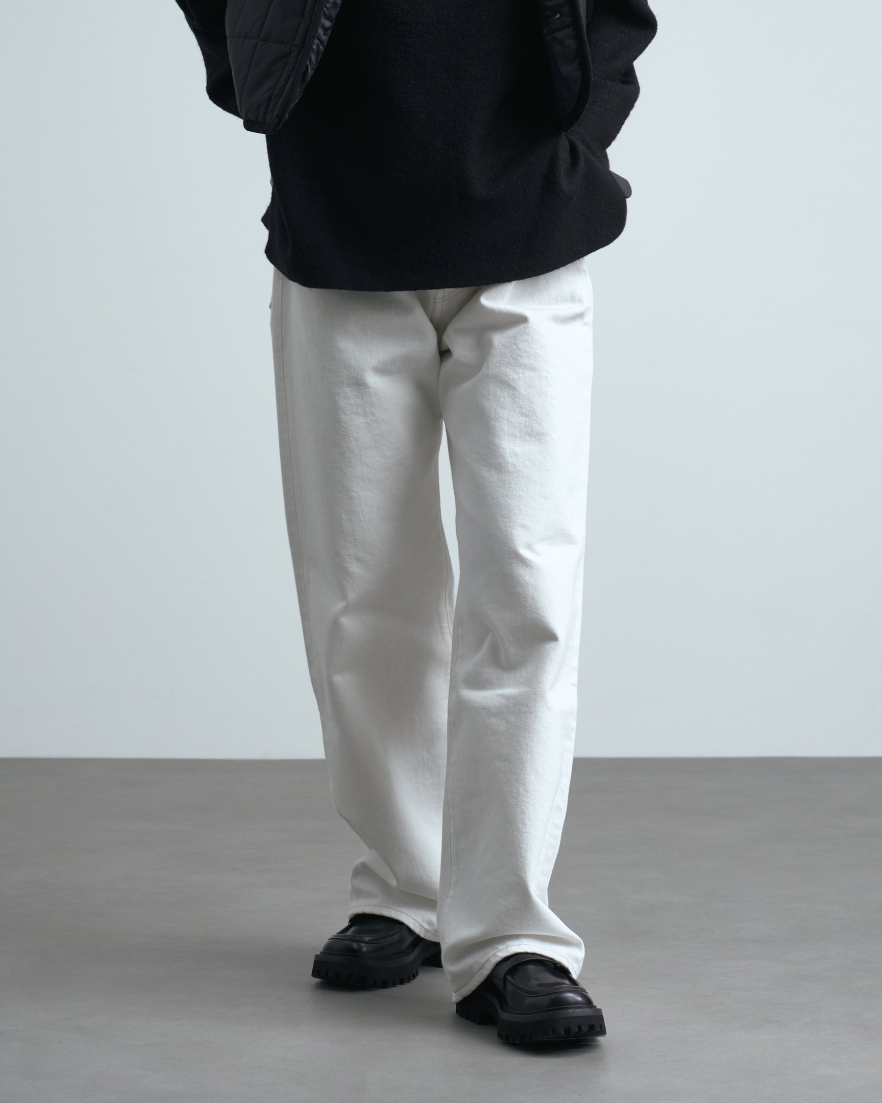 カナコサカイのフーディを着たモデル