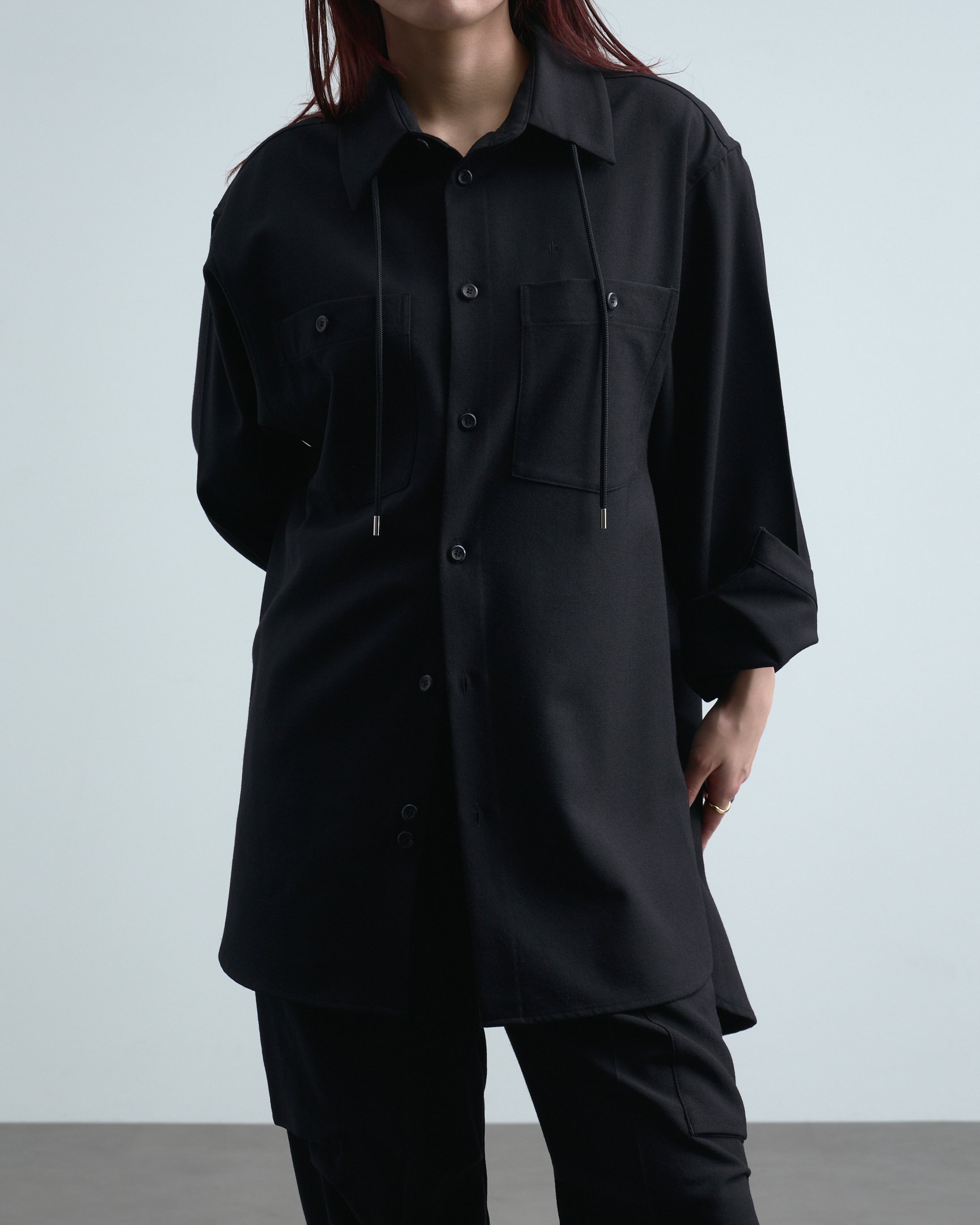 ティーエイチプロダクツのセットアップを着たモデル